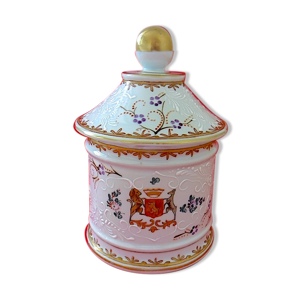 Pot couvert armorié en porcelaine