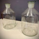 Paire d’anciens flacons de parfum d’usine