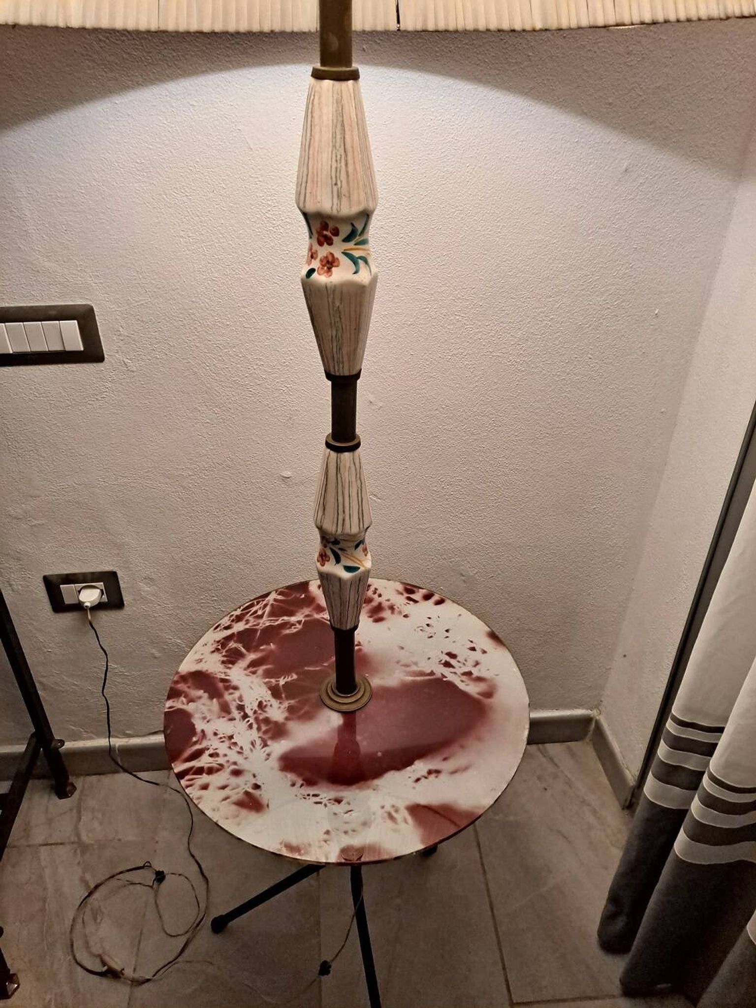 Lampadaire/table tripode italien en laiton et céramique années 1950
