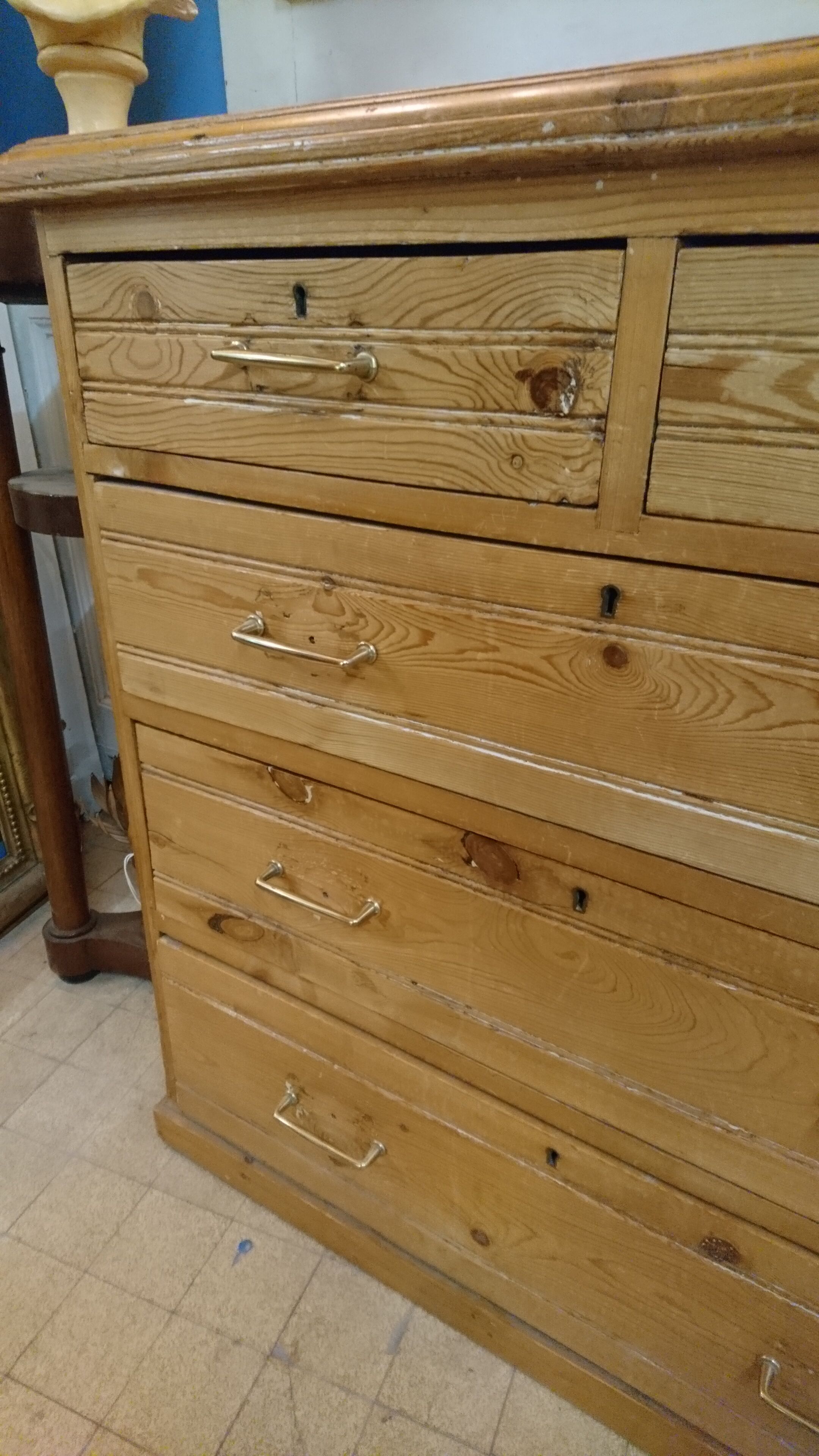 Chest of drawers