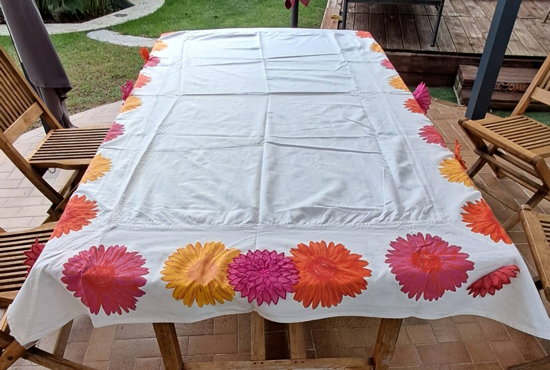 Vintage Flower Power tablecloth with large floral patterns — 1970s