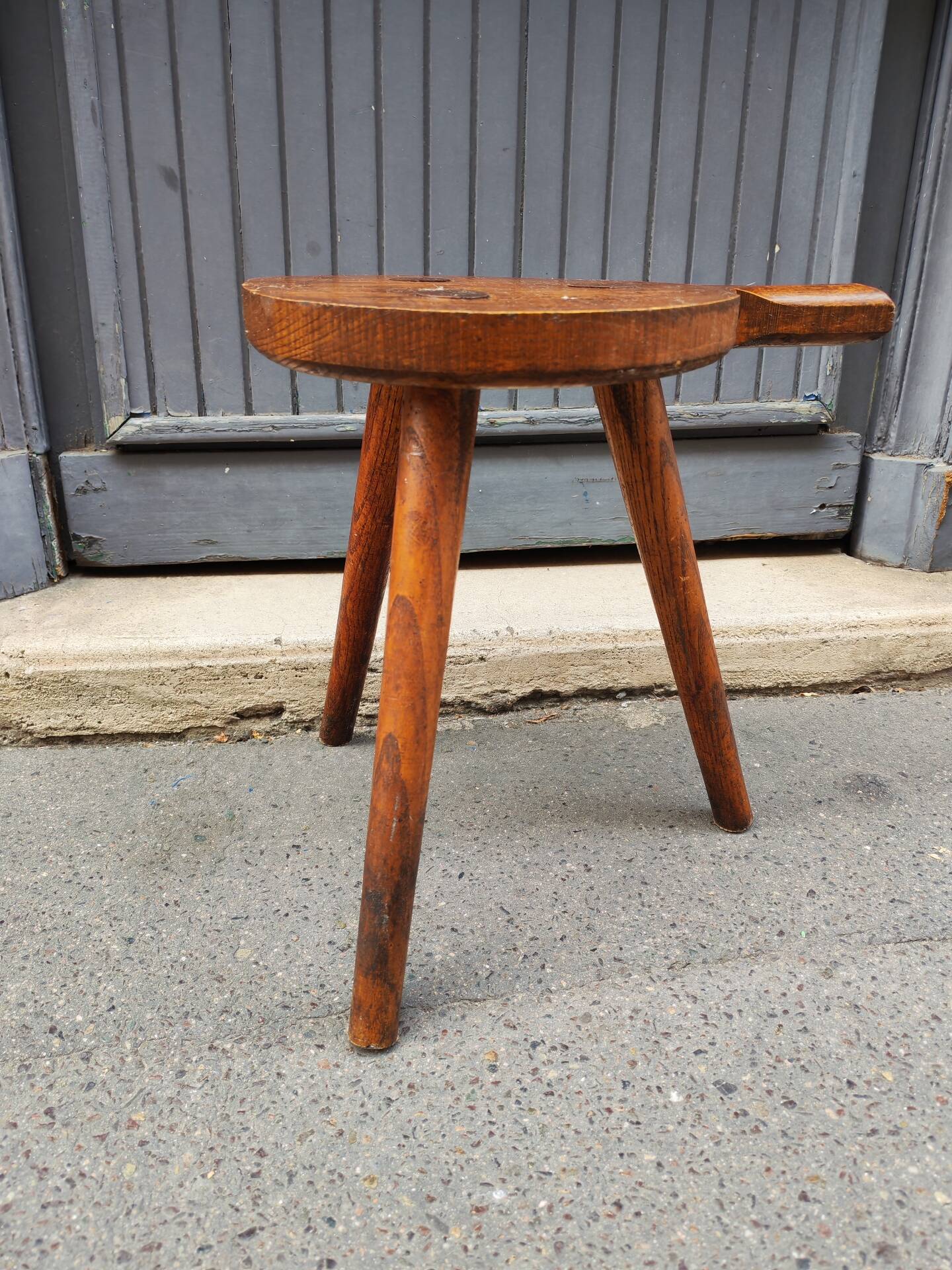 Tabouret tripode ancien  en chêne massif art populaire 
