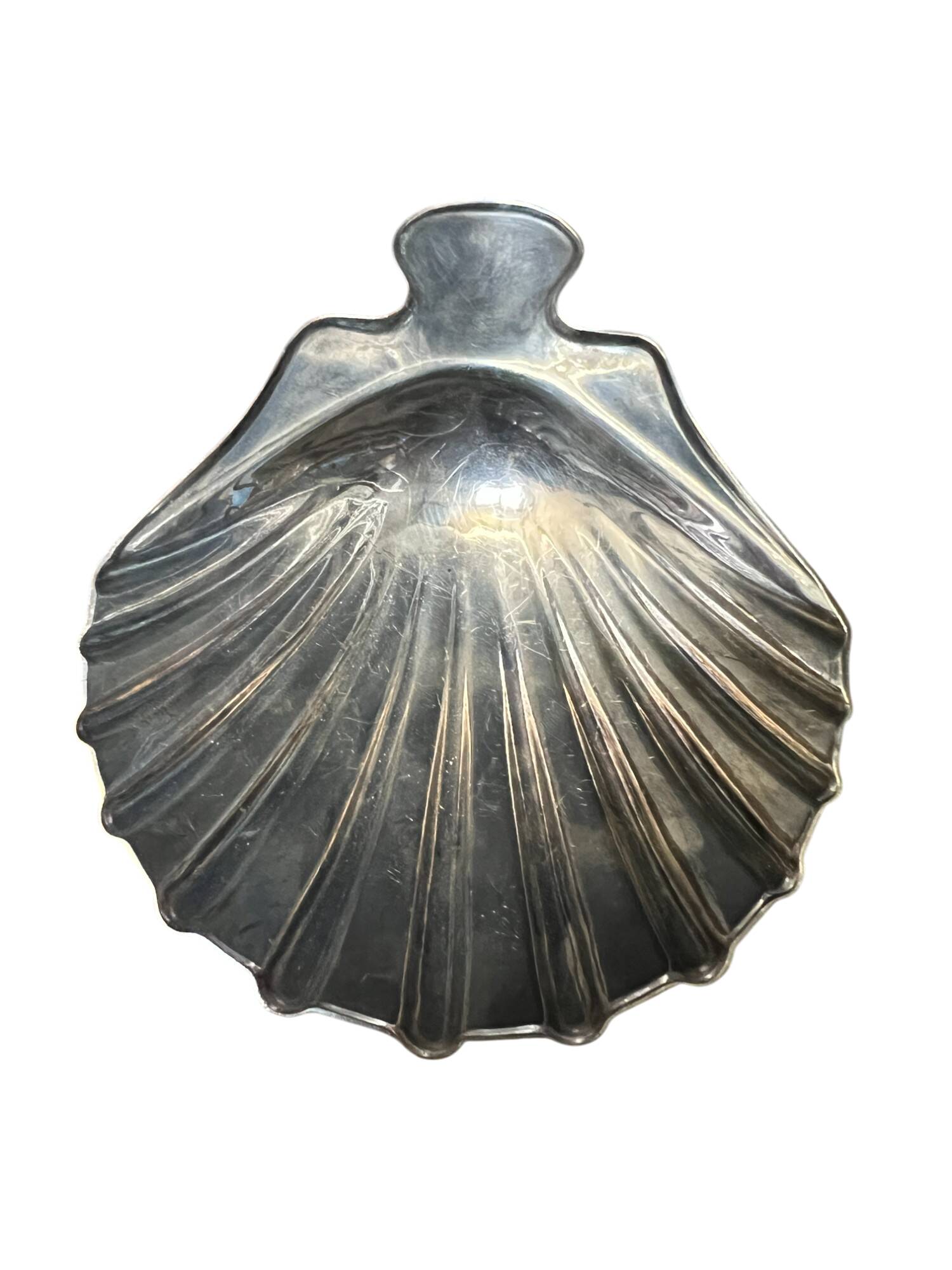 Set of two metal pocket emptiers, scallop shape