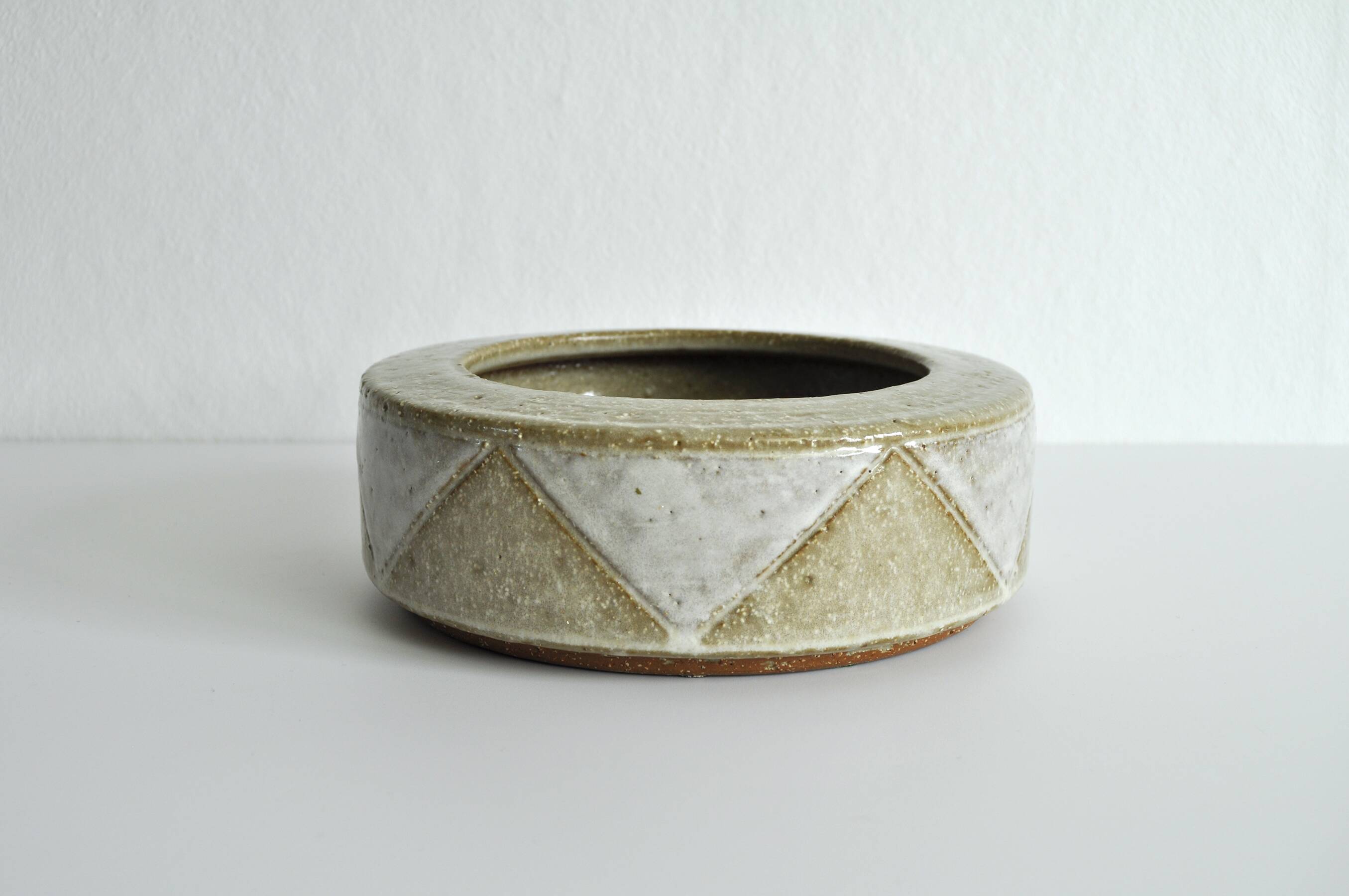 Danish ceramic bowl in white and beige-brown earth tones by Palshus, Denmar