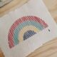Broderie Rainbow sur papier recyclé