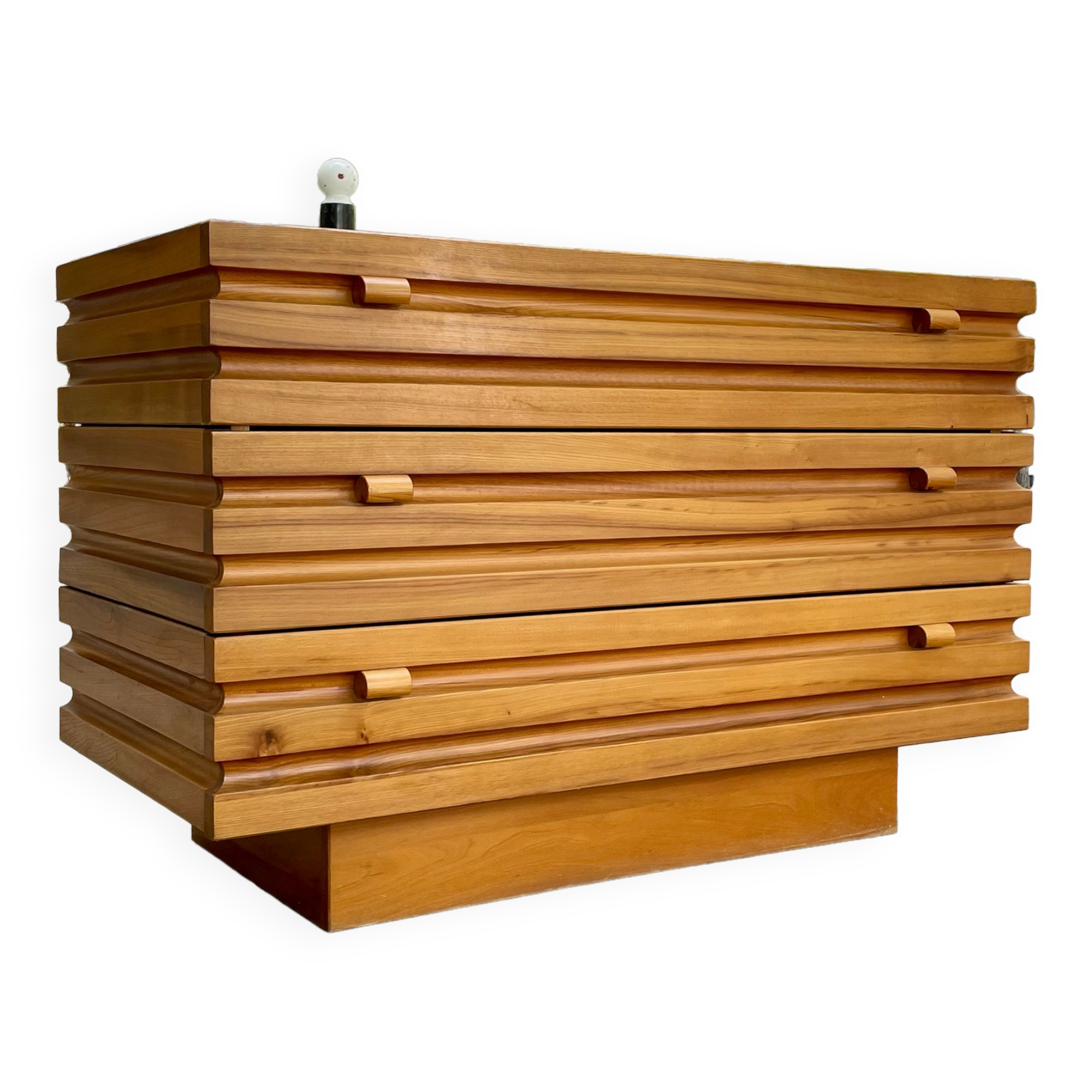 Brutalist chest of drawers in solid elm, Maison Regain, 1970