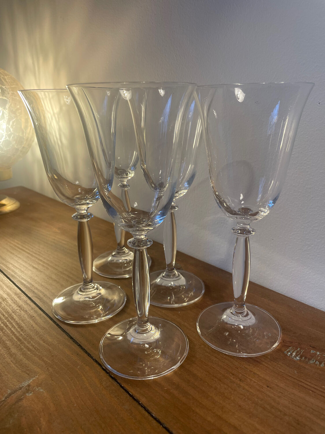 5 large tulip-shaped crystal glasses for wine or water.