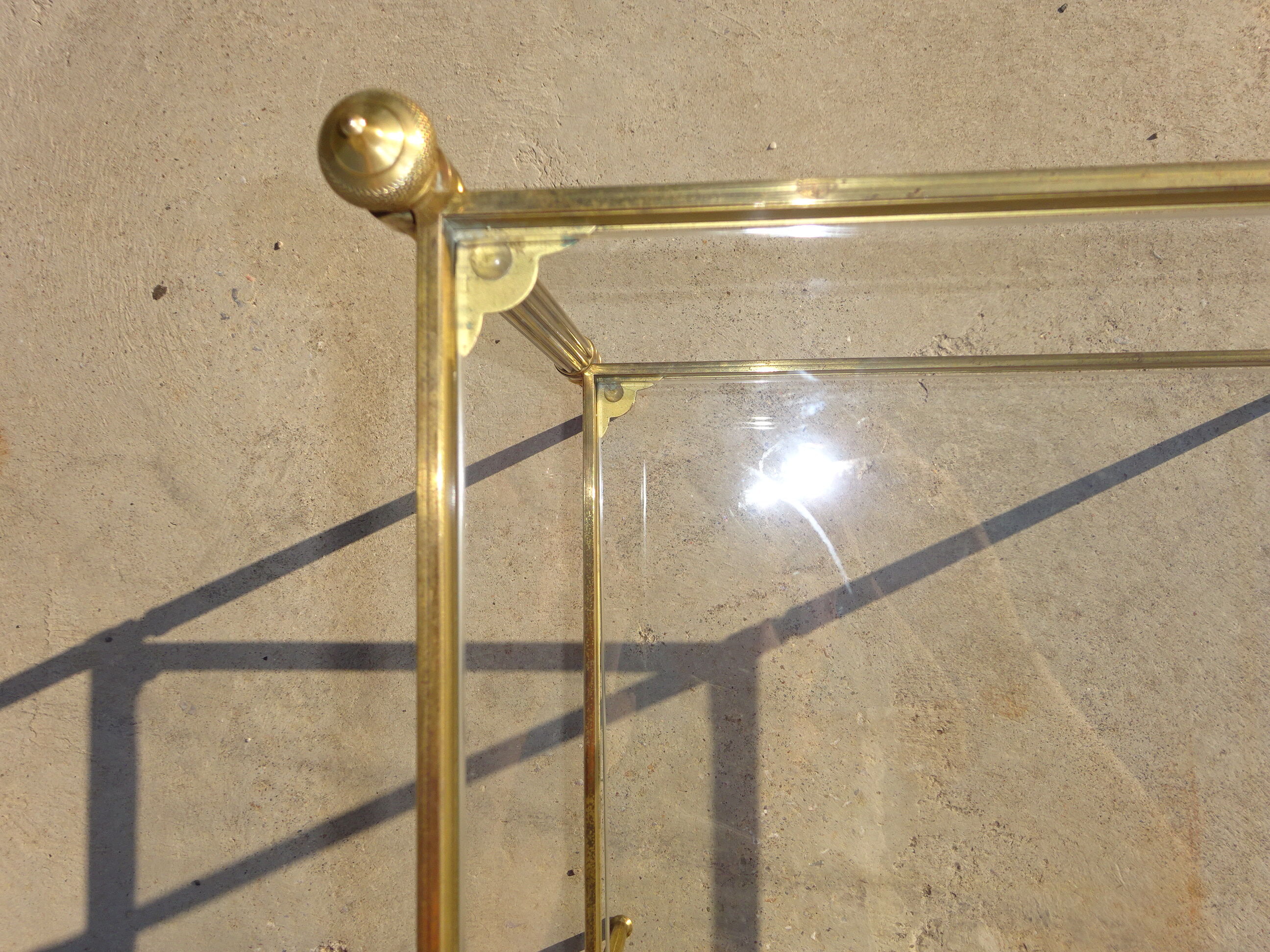 Table de salon en laiton et verre, double plateaux