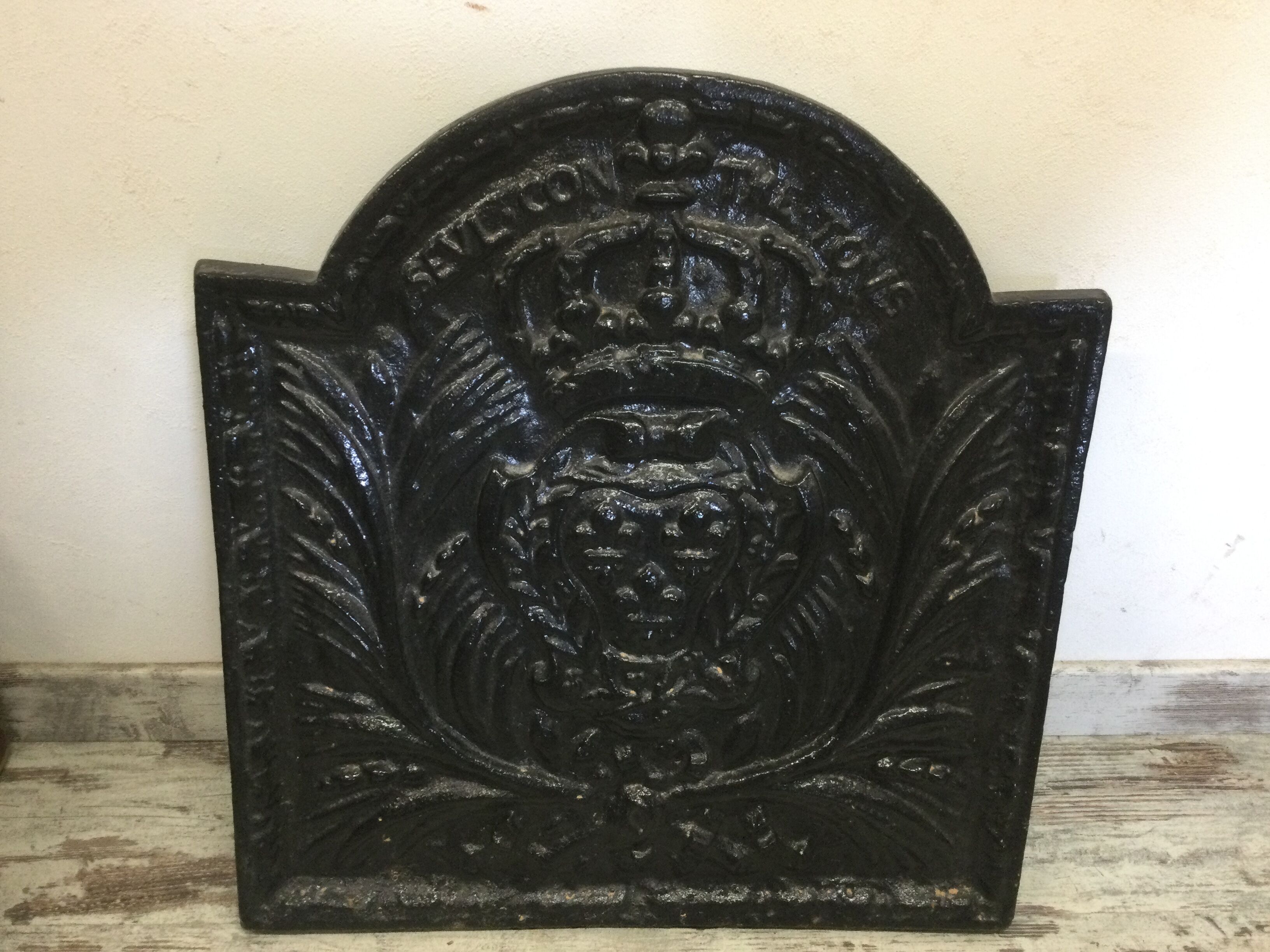 Old cast-cast-glass chimney plate