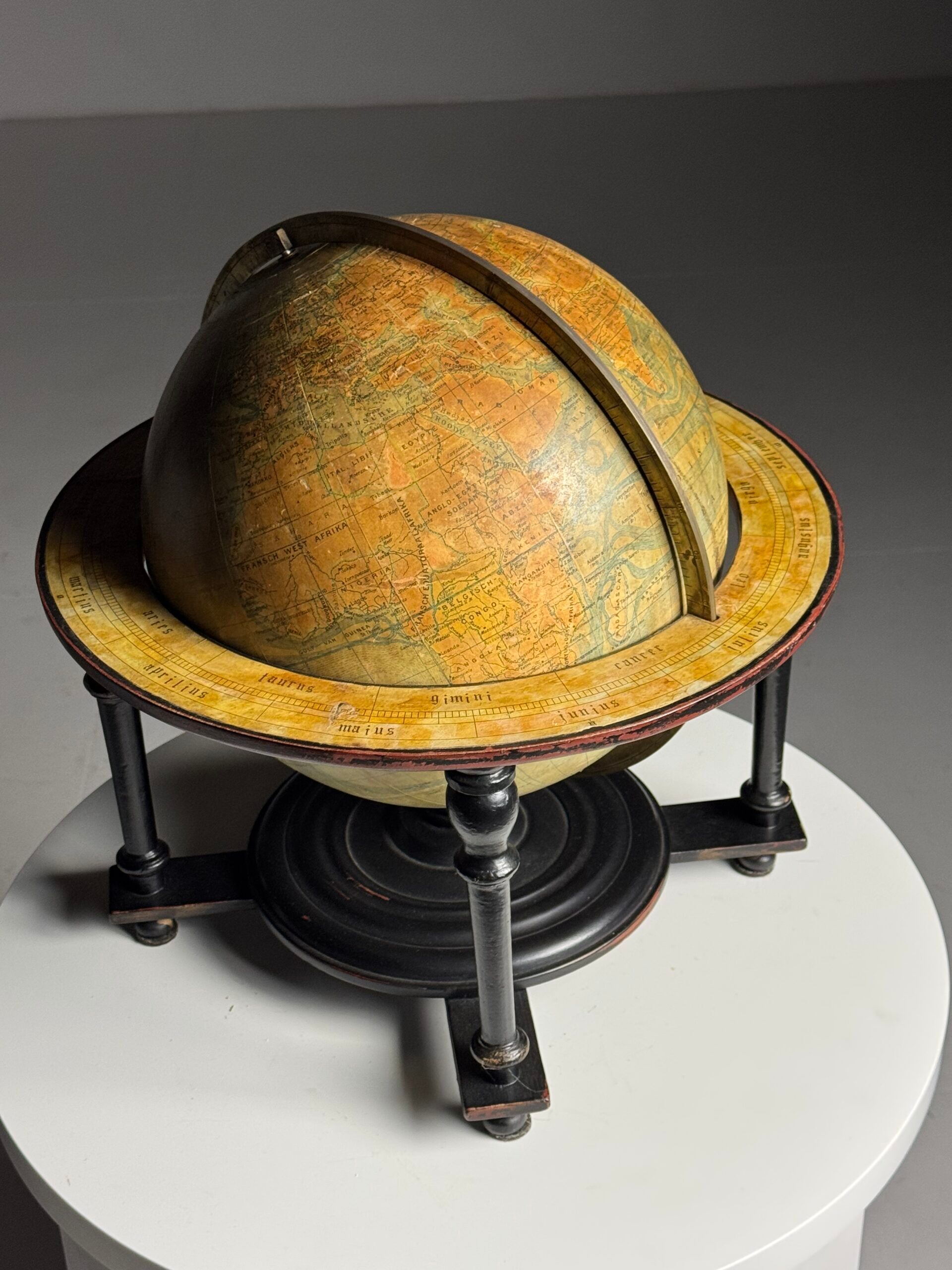 Globe G. Thomas Paris