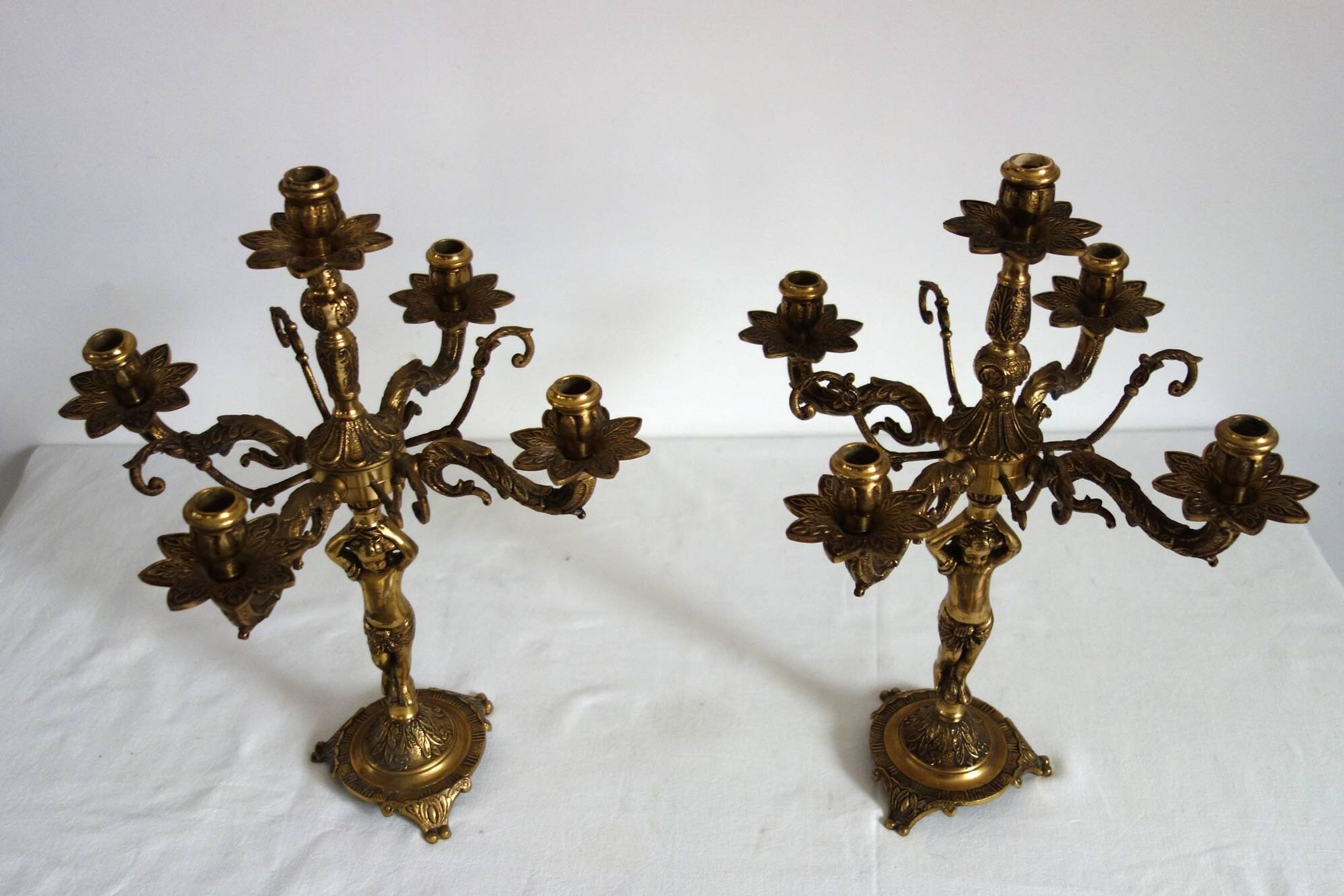 Paire de chandeliers chérubins en bronze doré début xxème