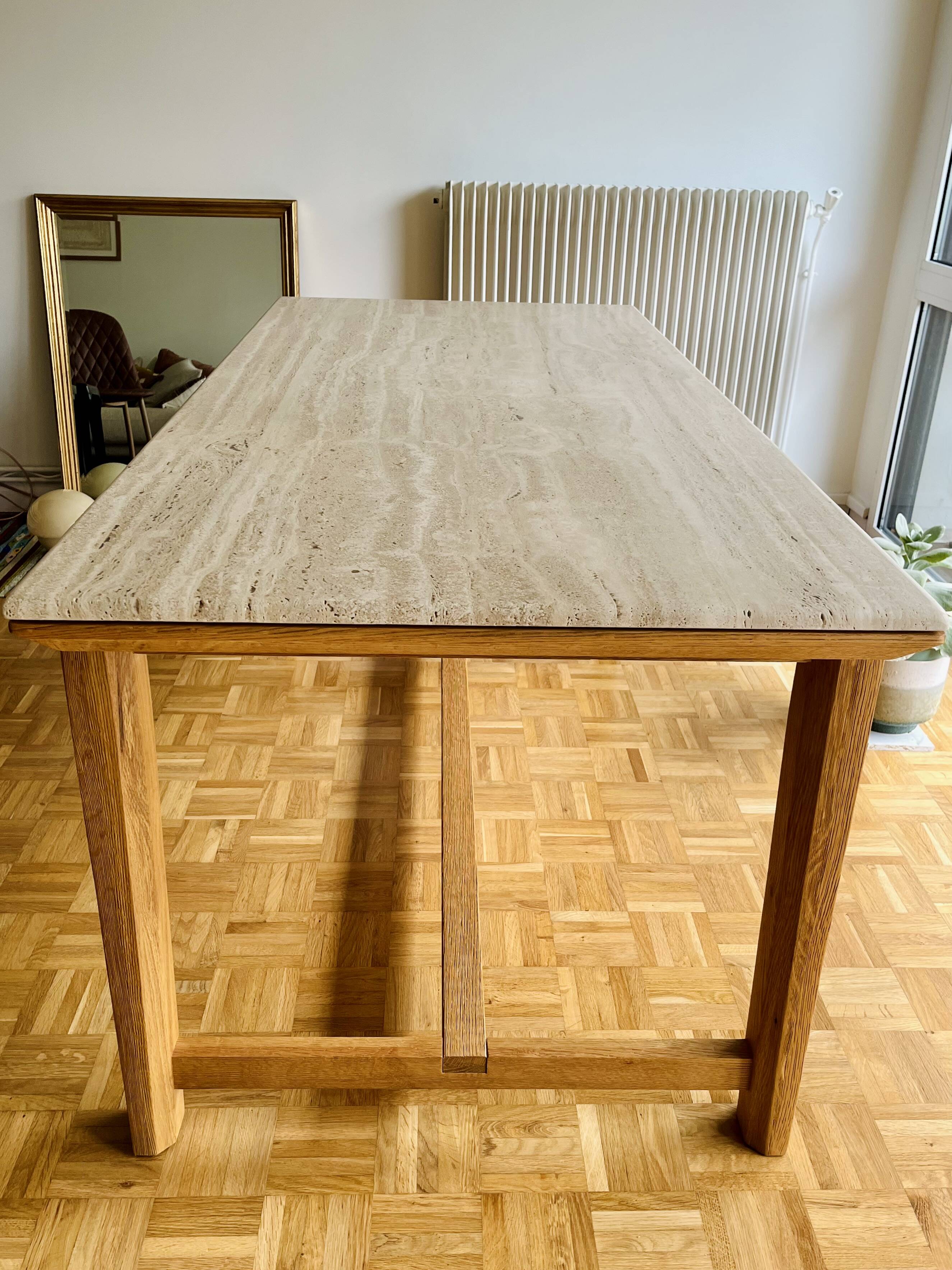 Table designer E. Gallina en travertin et chêne massif pour 6 personnes.