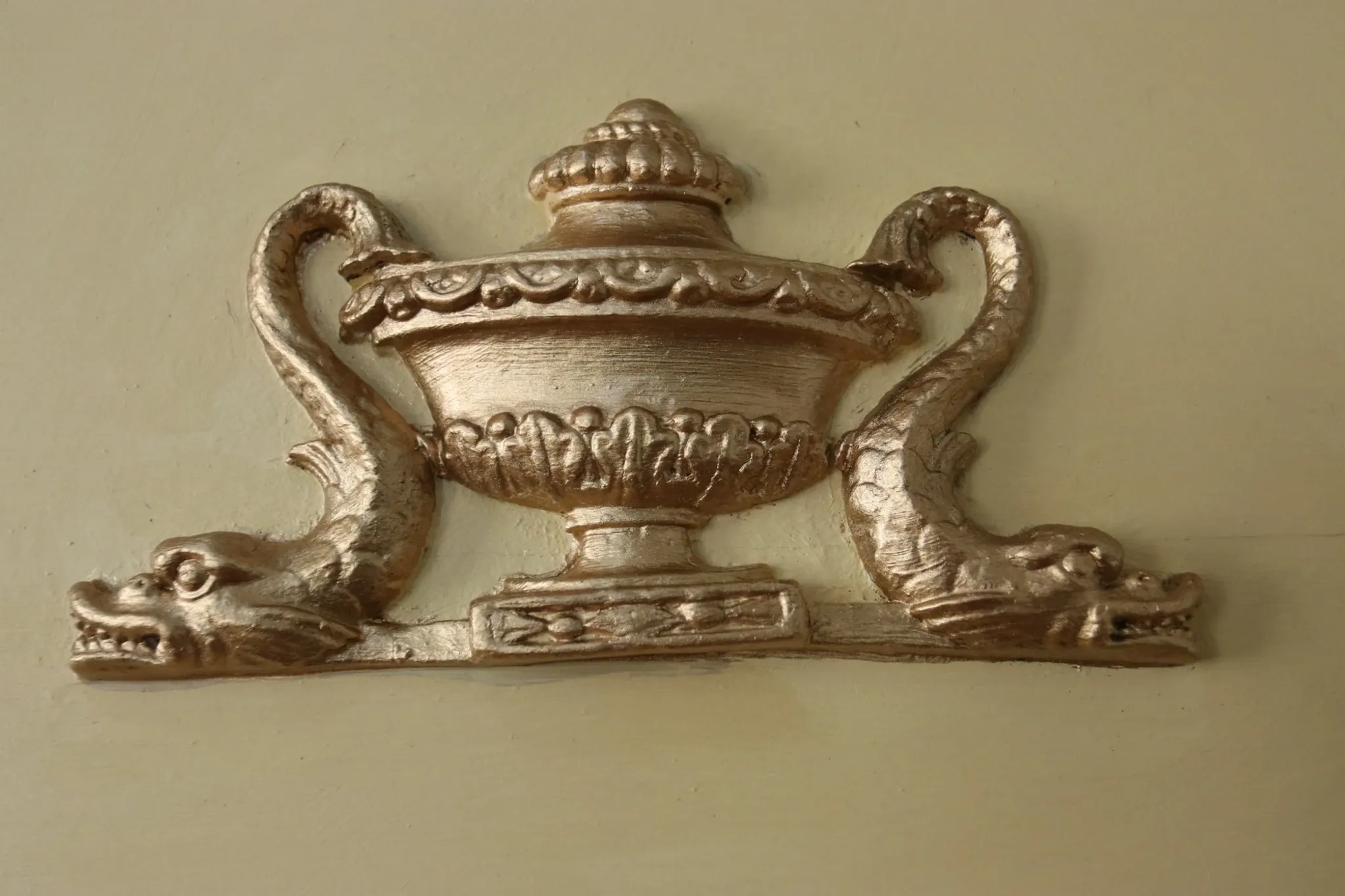 Louis XVI-style trumeau mirror with urn and dolphins – painted and gilded