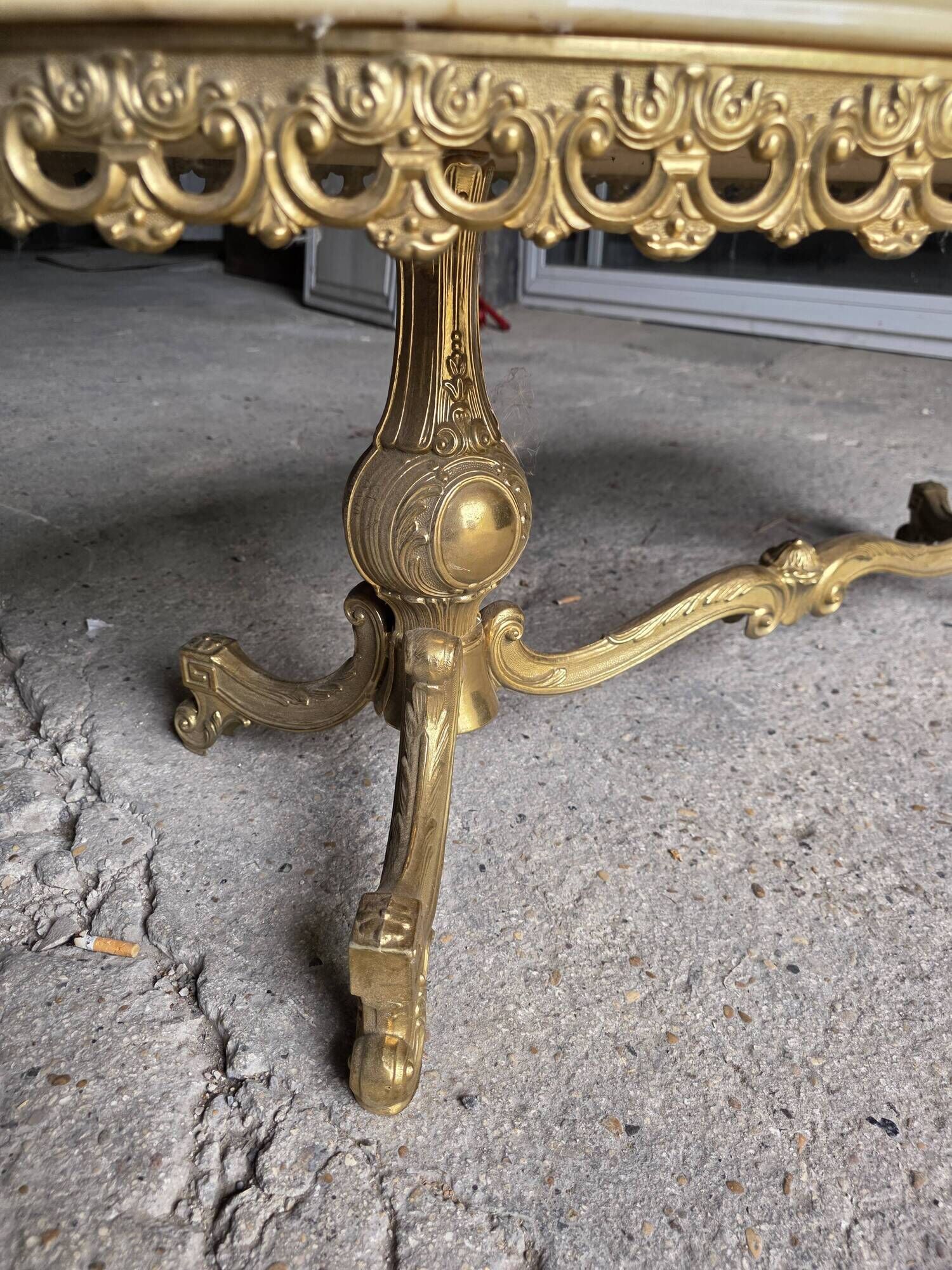 Table basse en bronze et marbre années 1960