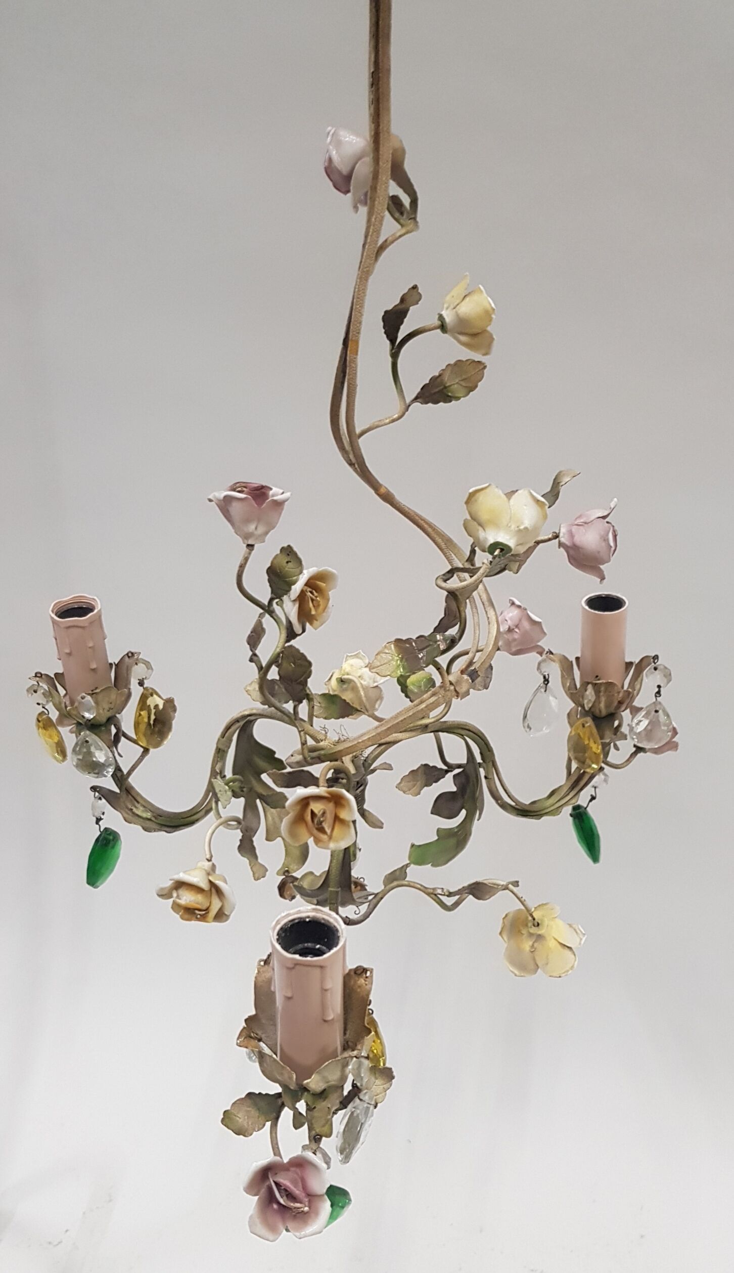 Luste métal peint décor de fleurs en faïence
