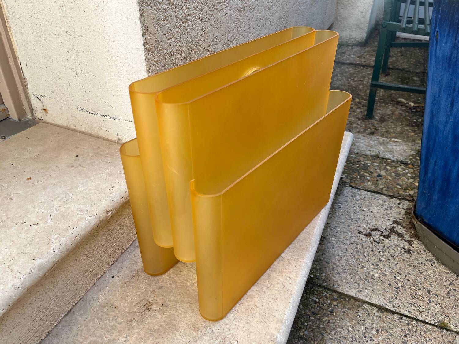 Giotto stoppions magazine holder for kartell