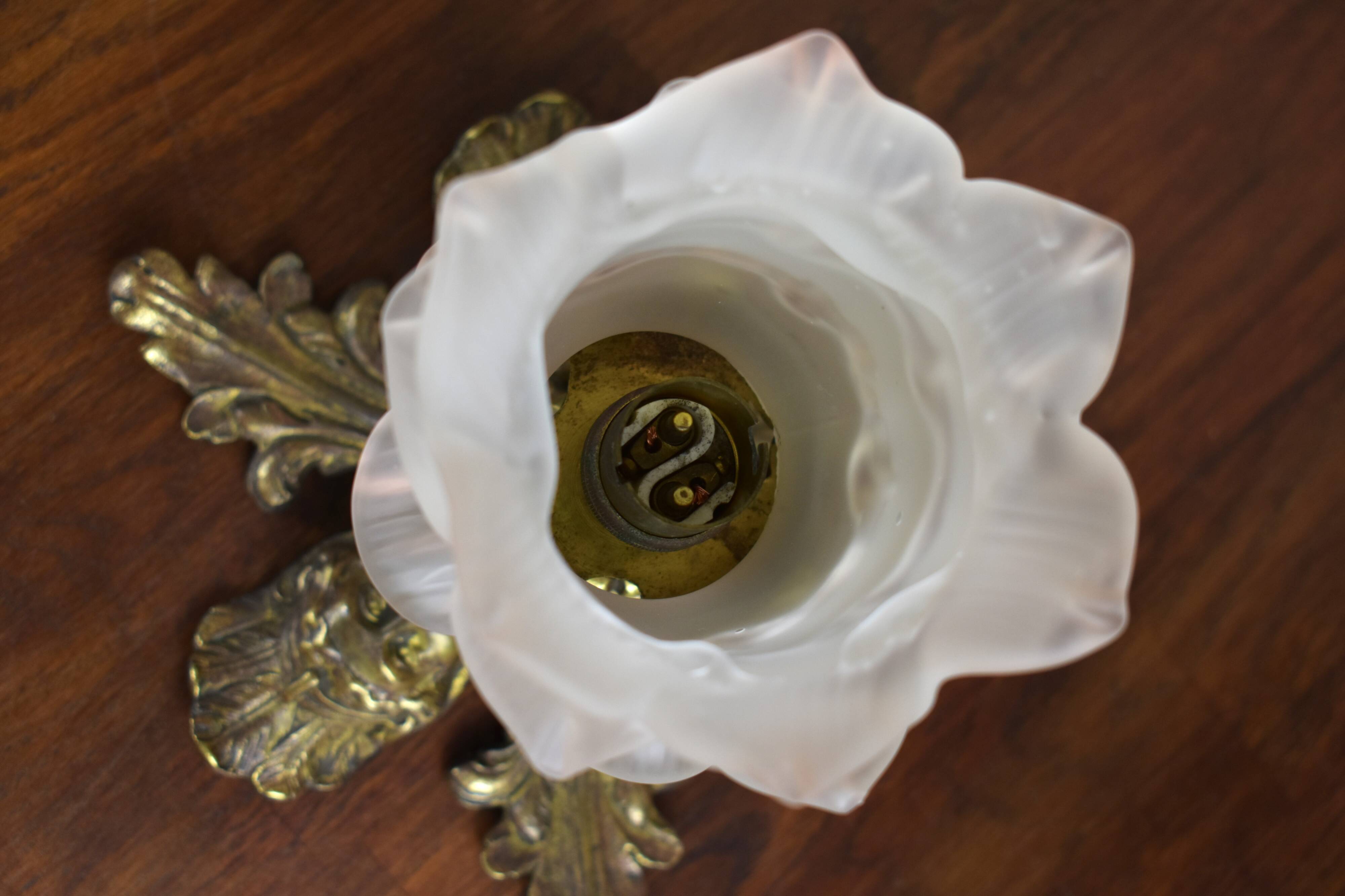 Suspension in bronze and glass paste.