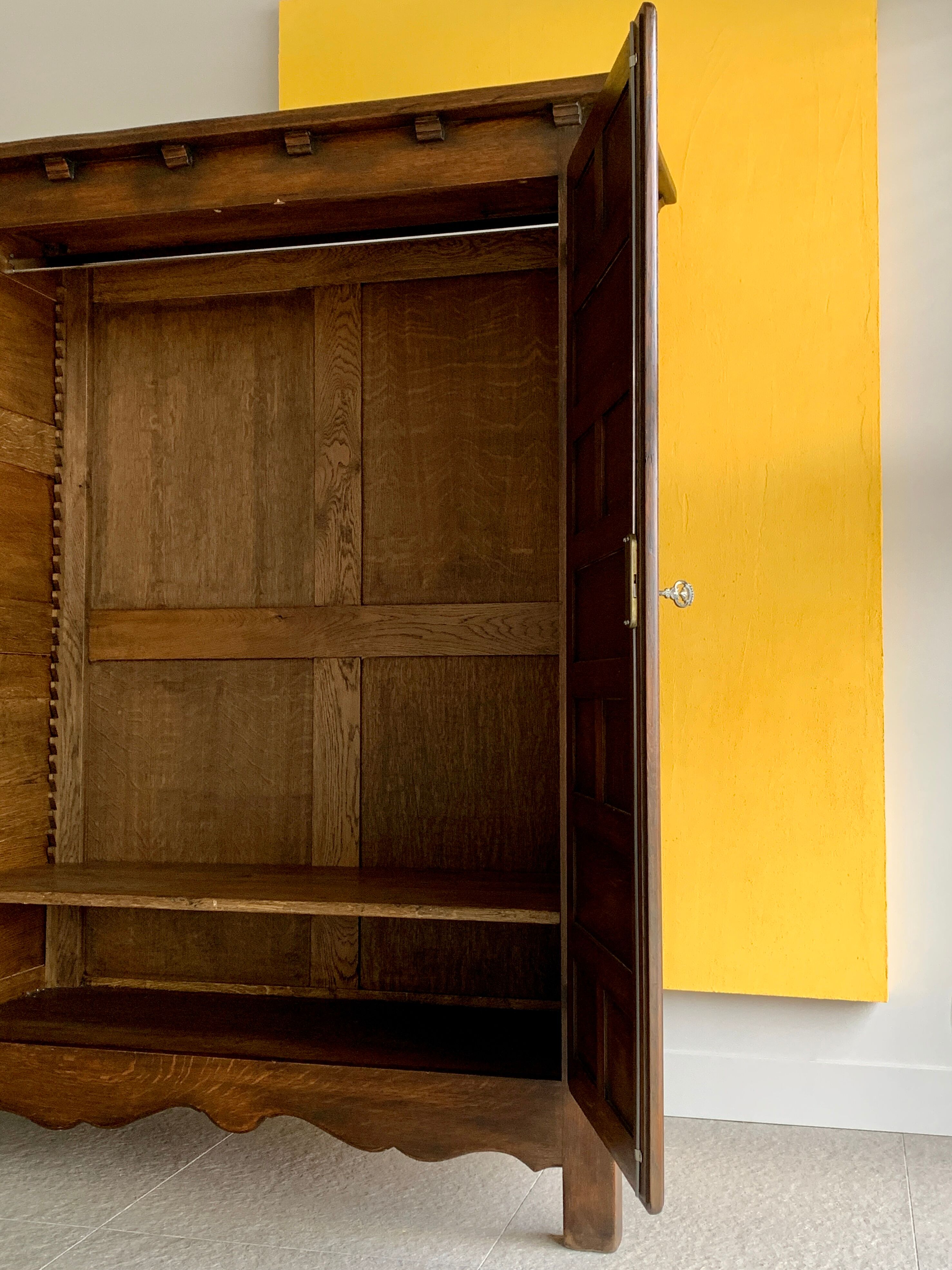 Spanish brutalist cabinet in solid oak, 1940s