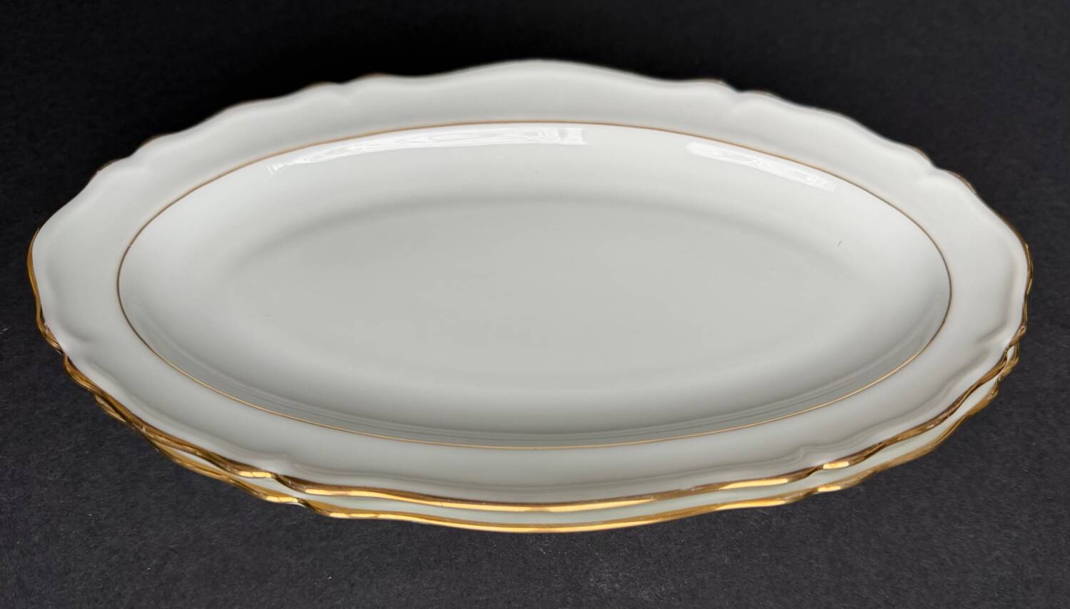 2 small oval dishes in white porcelain