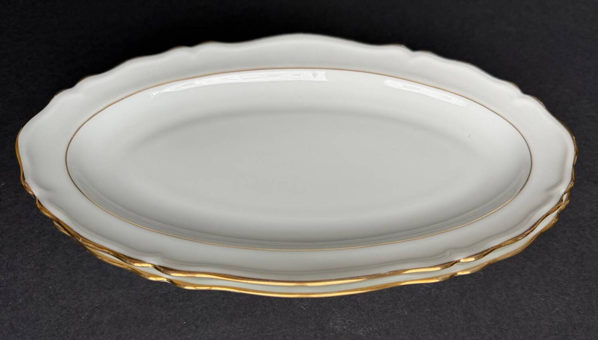 2 petits plats ovales en porcelaine blanche