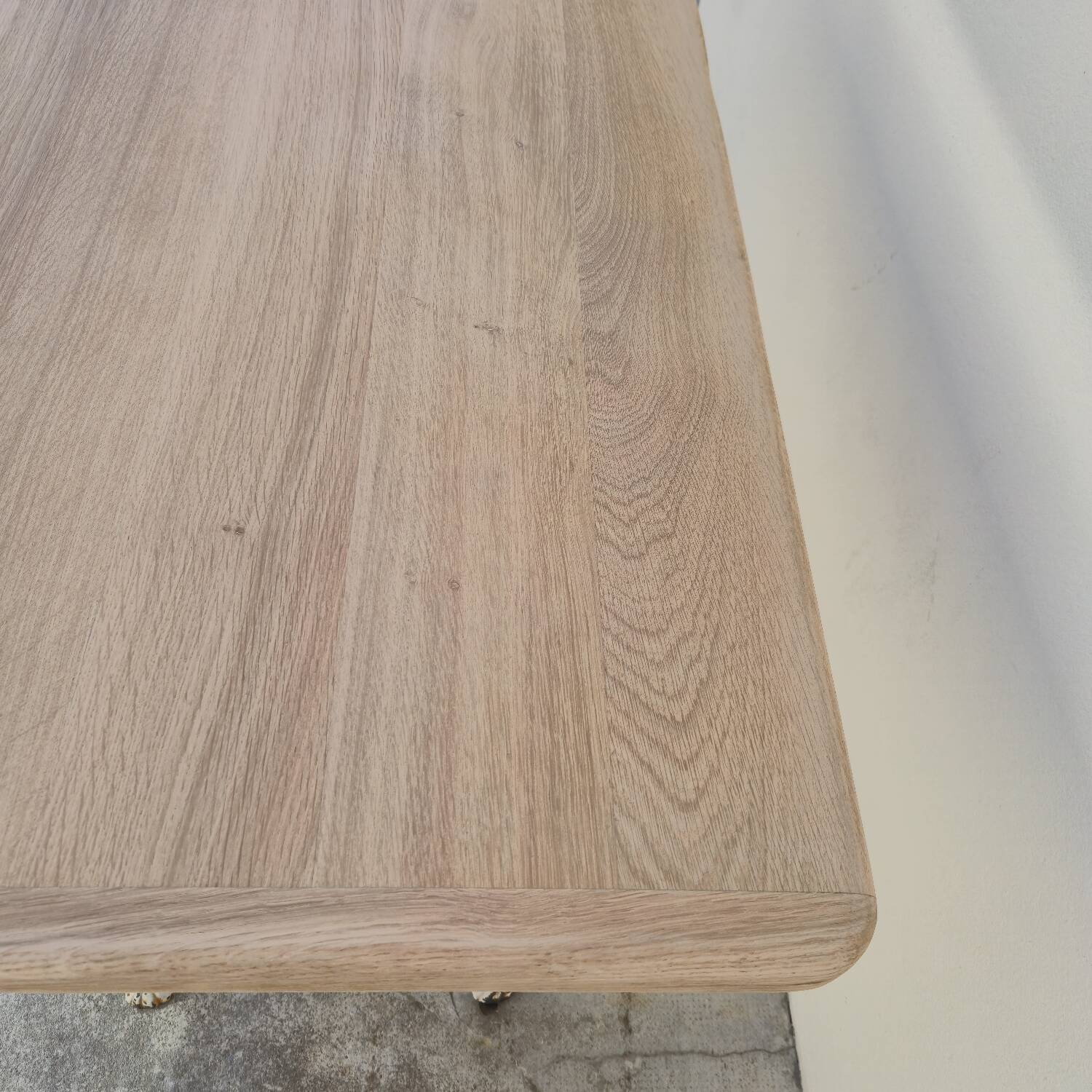 Table de bistrot ancienne en bois aérogommé et fonte