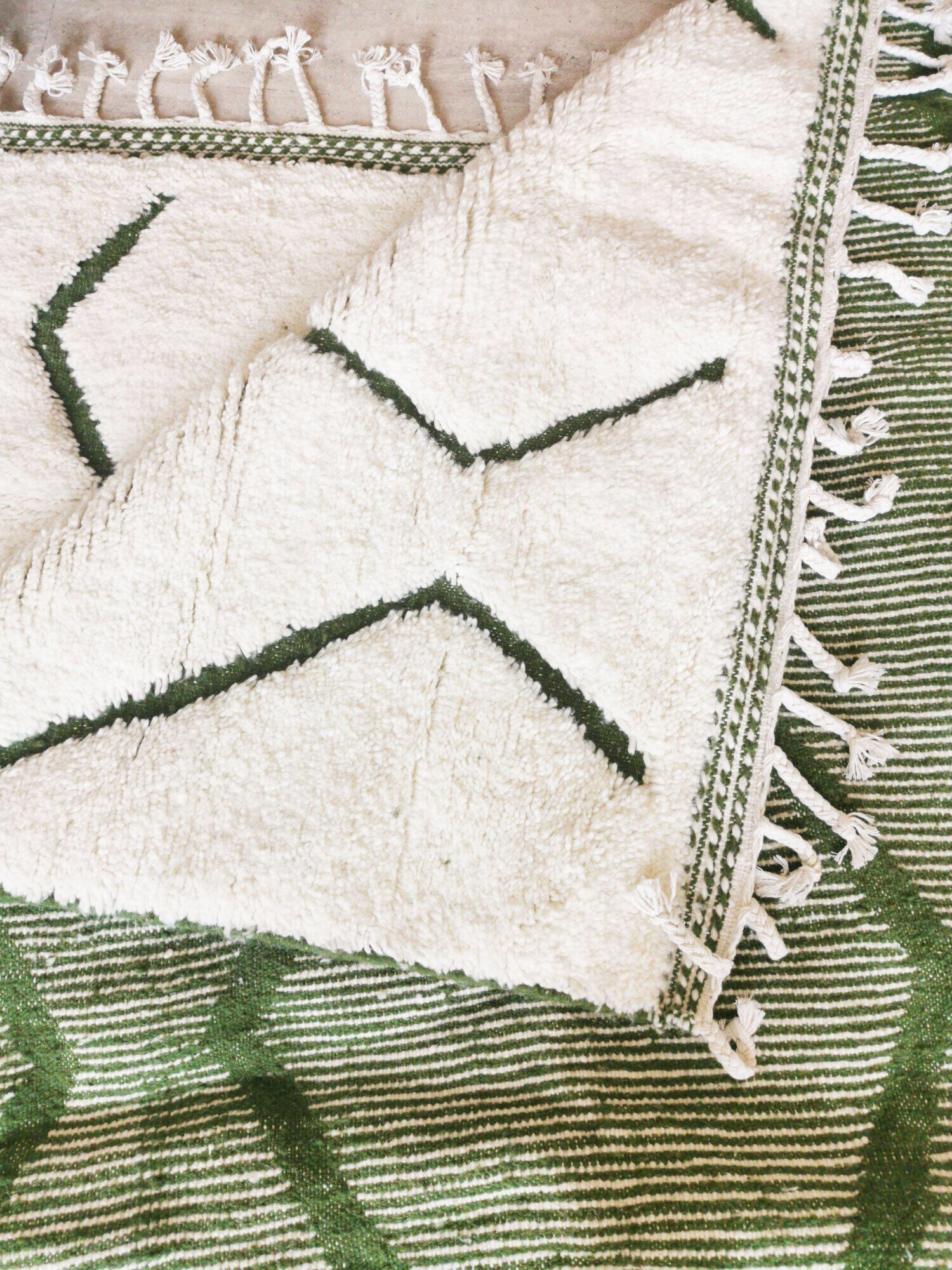 Magnificent Berber carpet Béni Ouarain green and white with diamonds and braided border