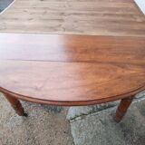Extendable oval table