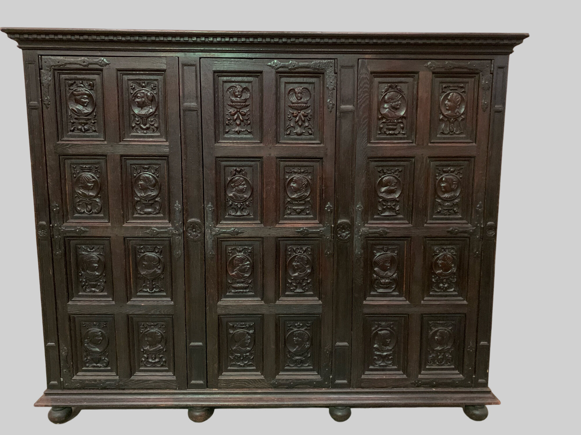 Meuble de rangement a trois portes de style Renaissance XX siècle