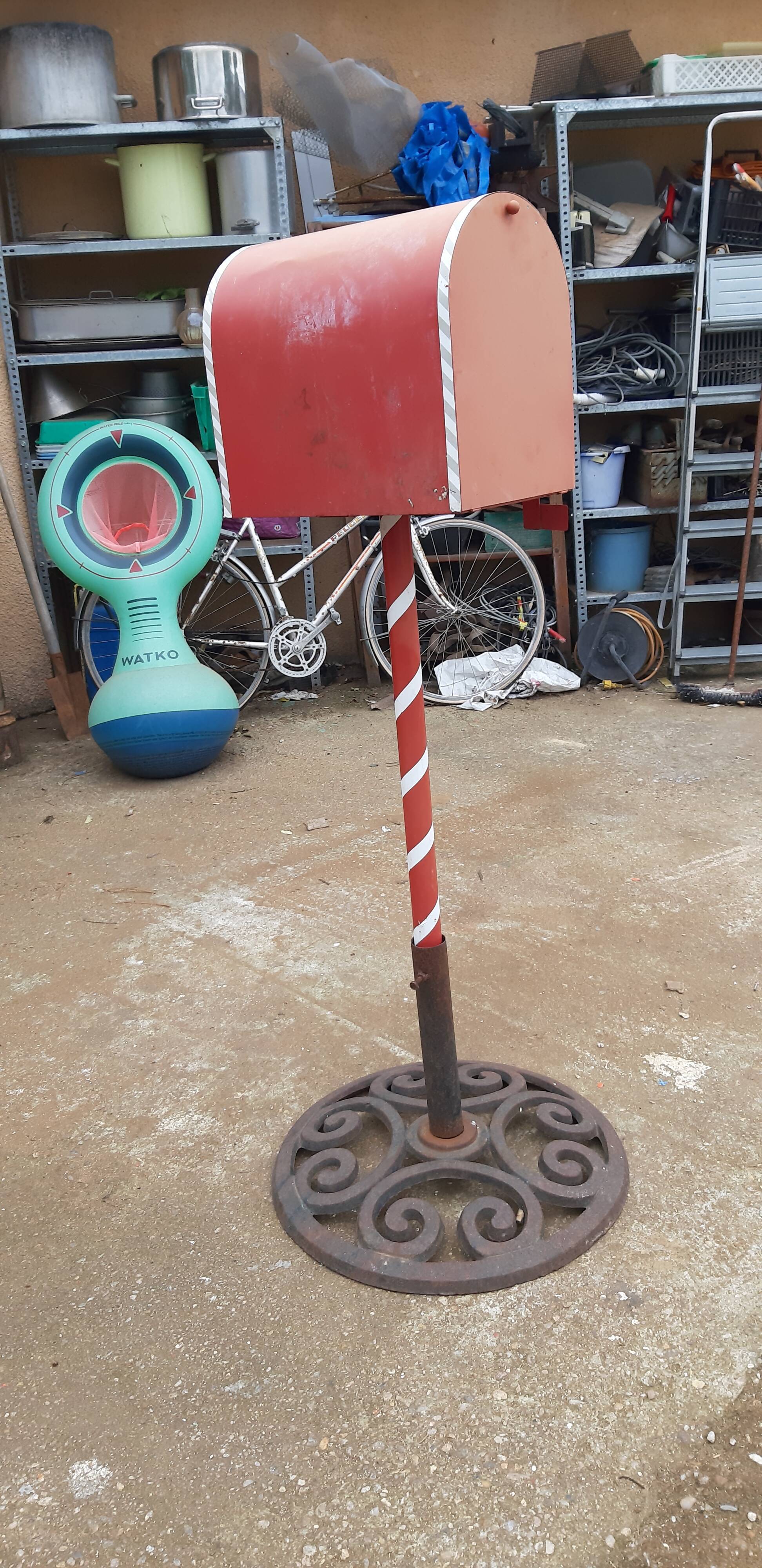 Mailbox us metal red