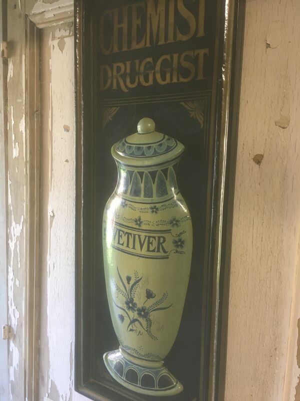 Panneau en relief en bois ''Chemist Druggist'' de Country corner