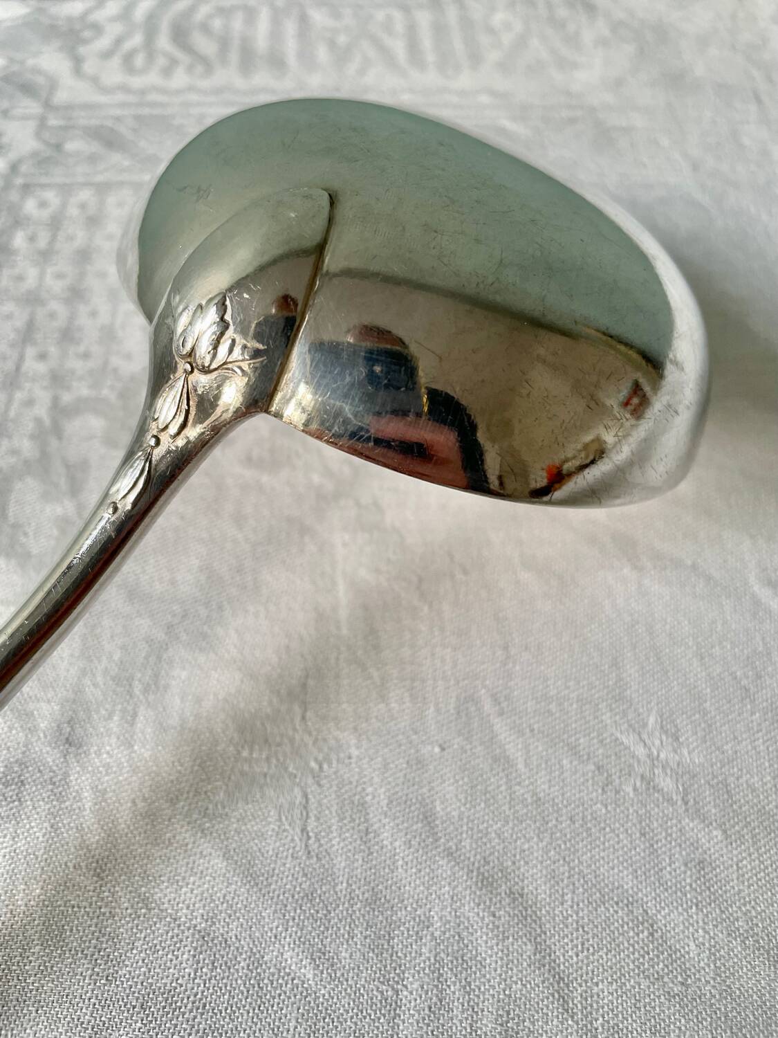 Grande louche ancienne en métal argenté, modèle baguette médaillon