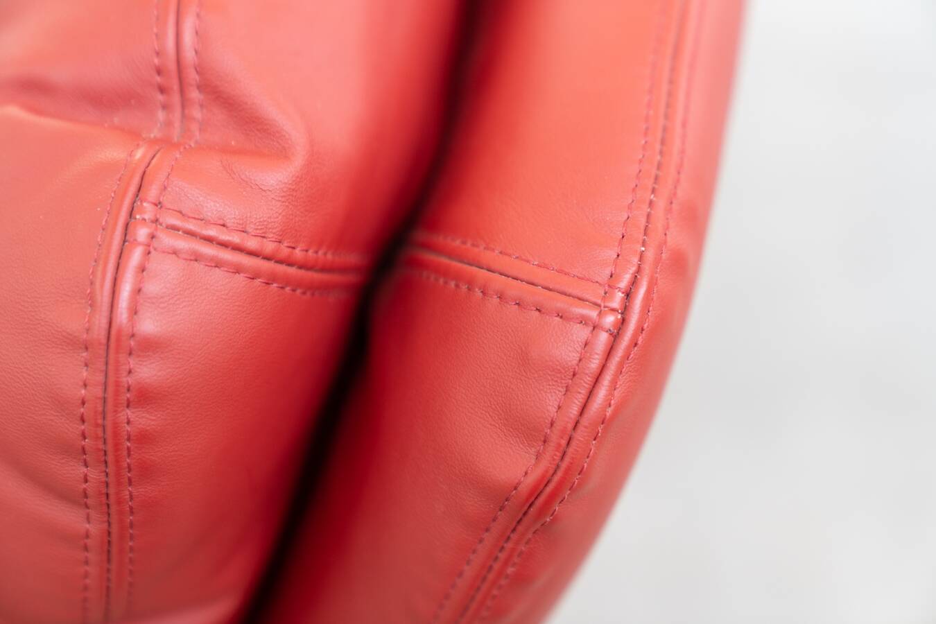 Fauteuil et pouf en cuir rouge, Vitelli et Ammannati, pour Brunati 70/80