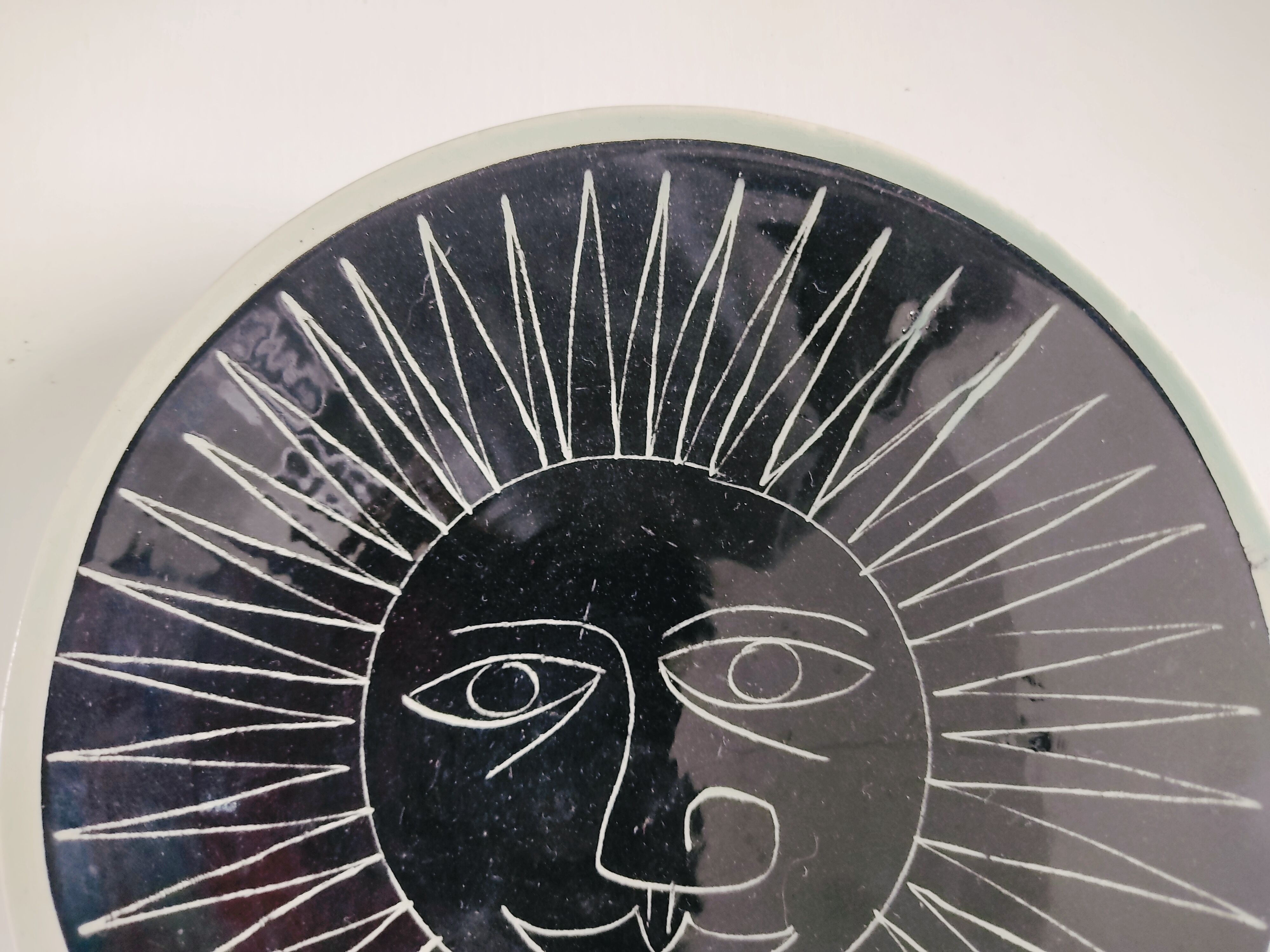 Empty pocket in hand-painted sun earthenware