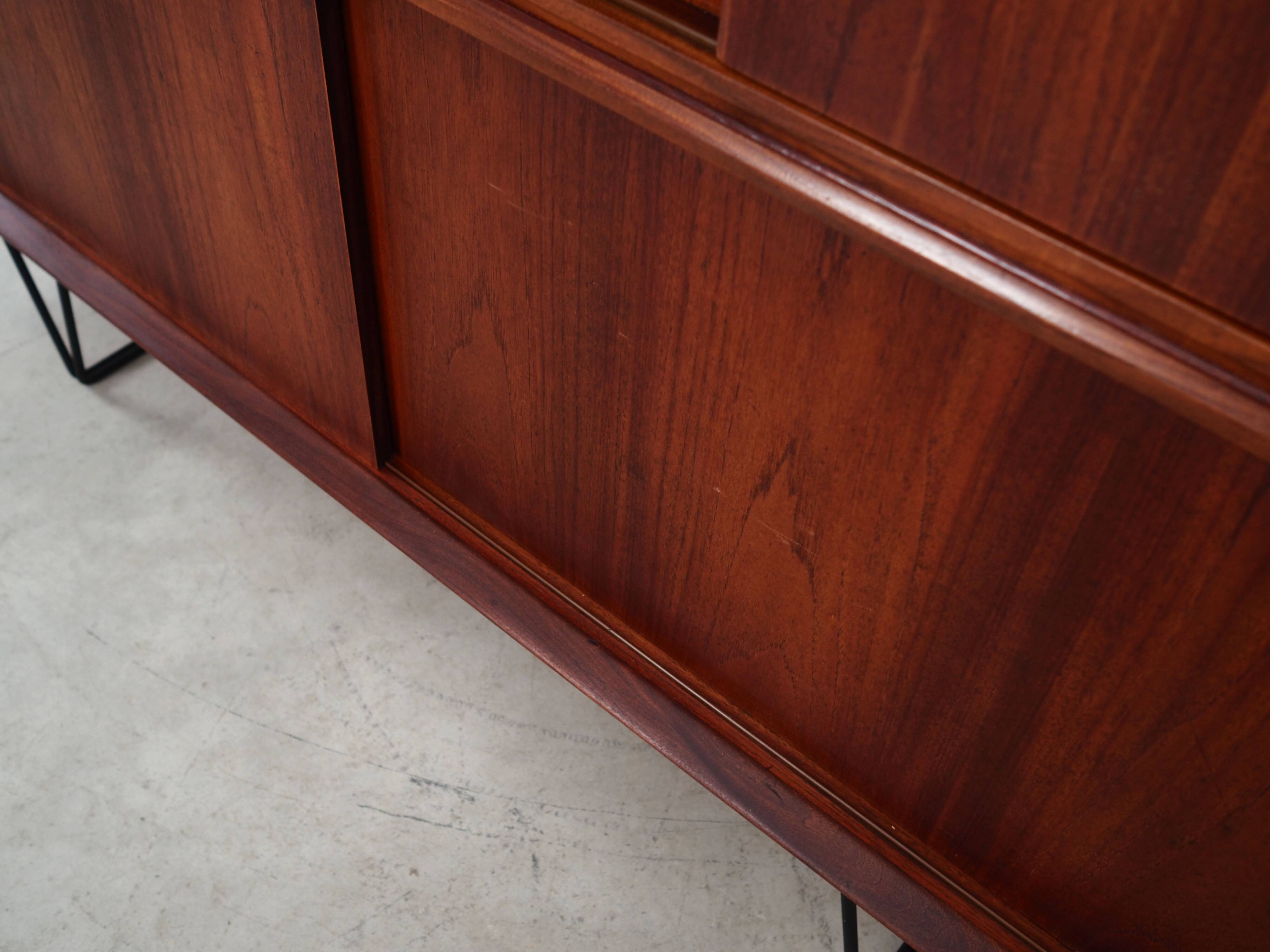 Buffet haut en teck, design danois, années 1970, production : Danemark