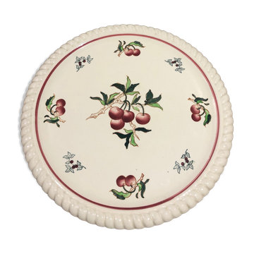Plat en faïence de Longwy à décor de cerises