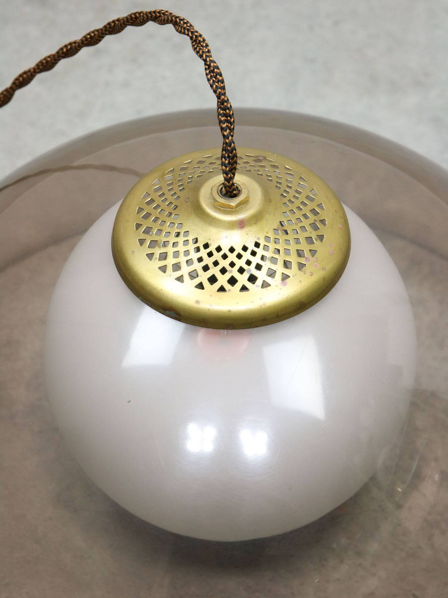 Lampe à suspension italienne en laiton, opaline et plexiglas de l'ère spatiale
