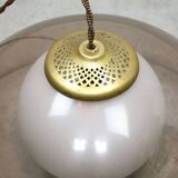 Lampe à suspension italienne en laiton, opaline et plexiglas de l'ère spatiale