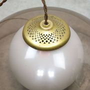 Lampe à suspension italienne en laiton, opaline et plexiglas de l'ère spatiale