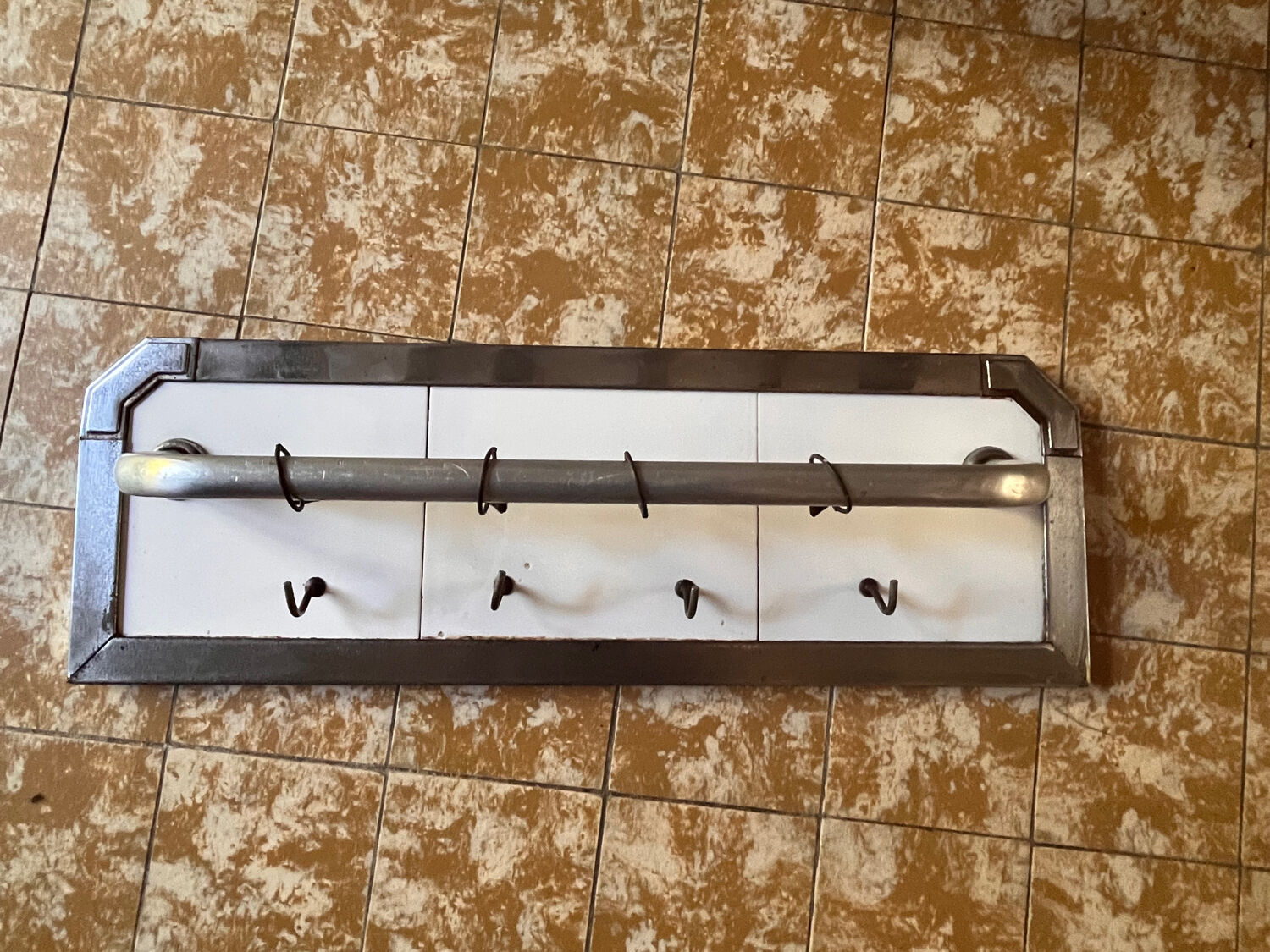 Door towels kitchen old metal white tiles