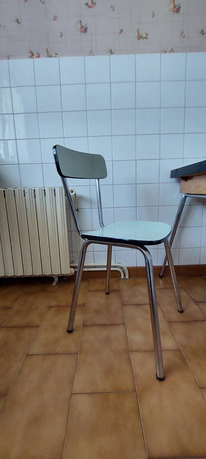 Vintage kitchen table and 4 chairs.
