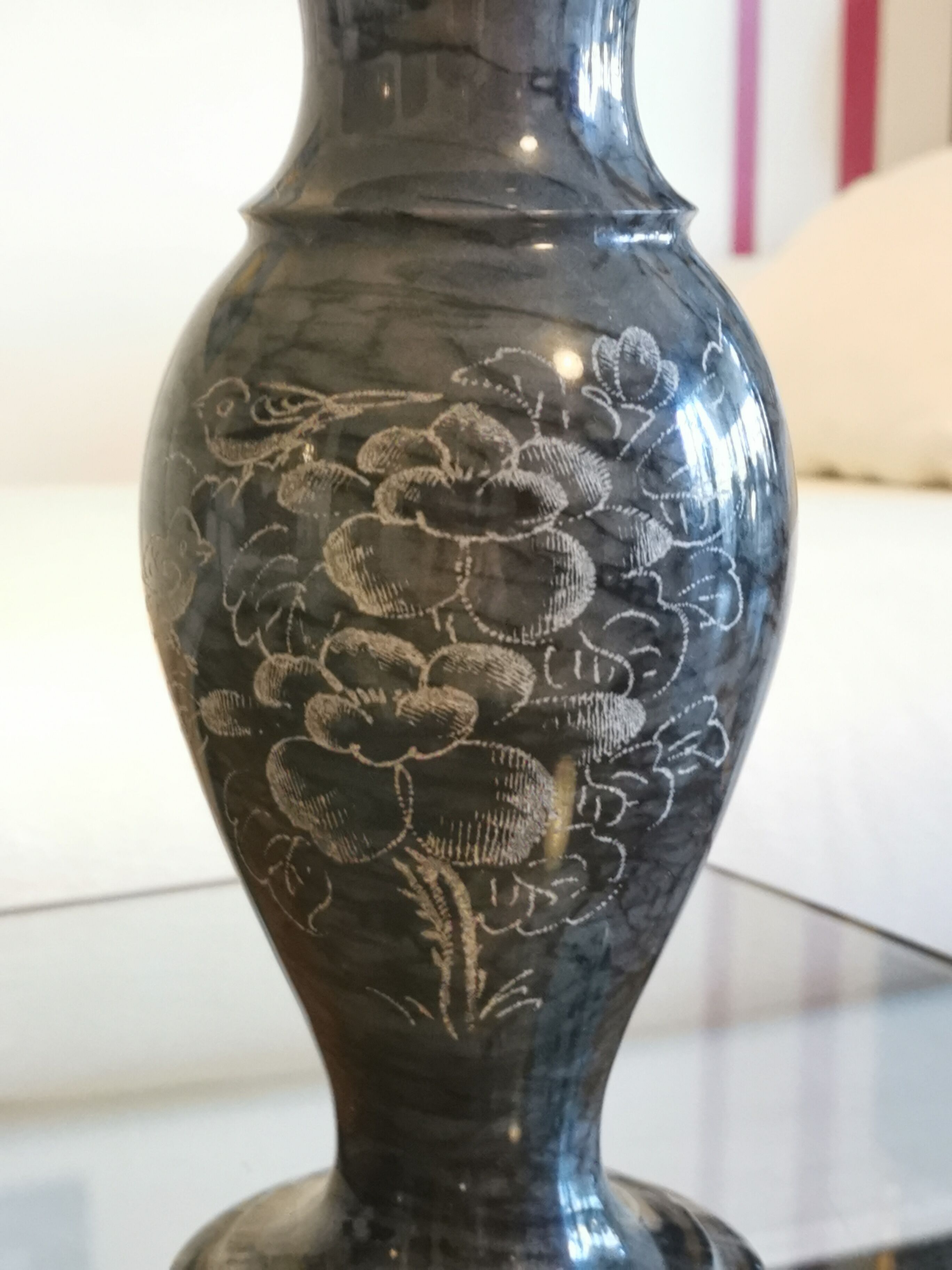 Vase en marbre sculpté