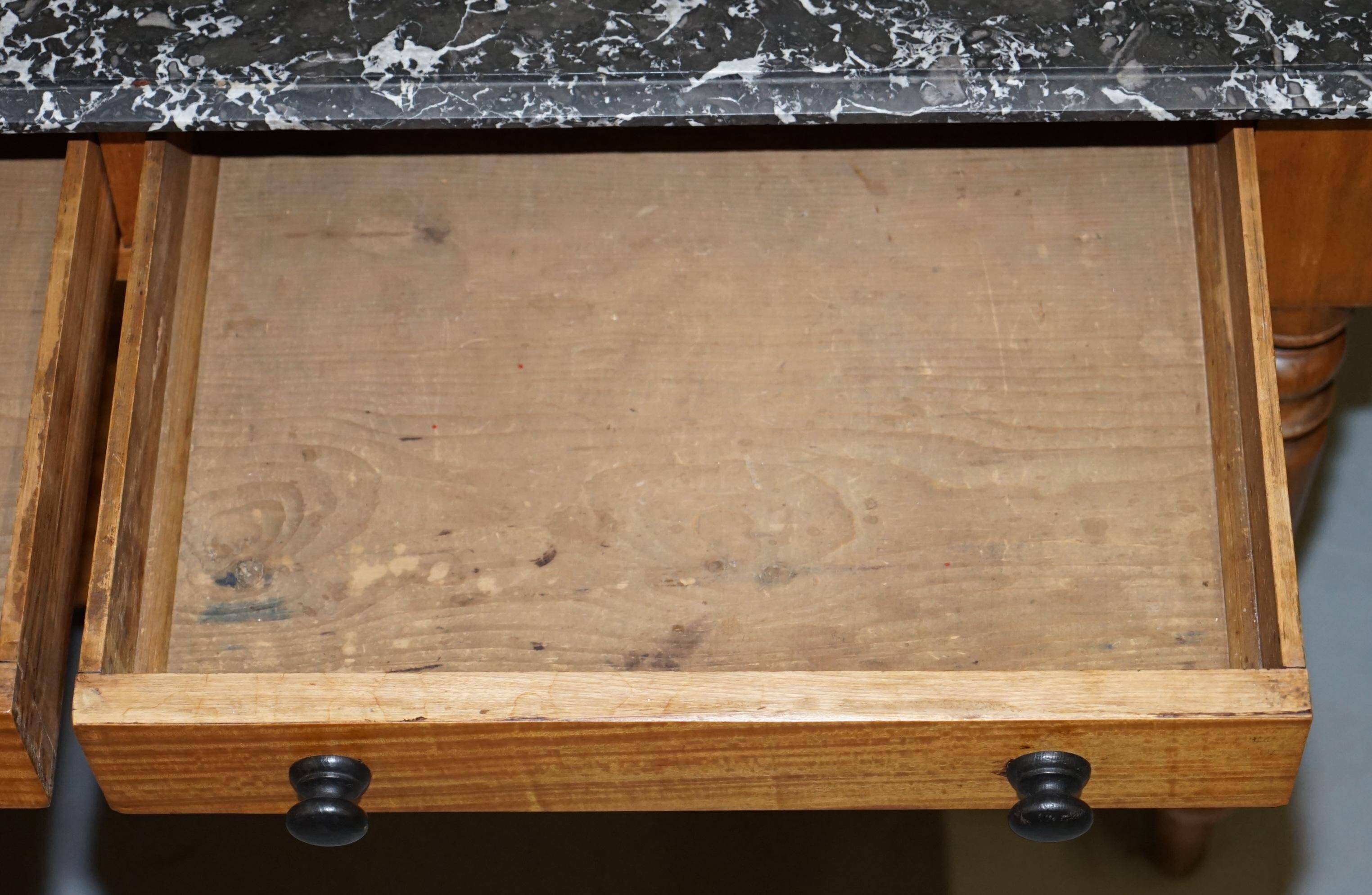 Victorian writing desk or console from 1880 in satin wood and marble.