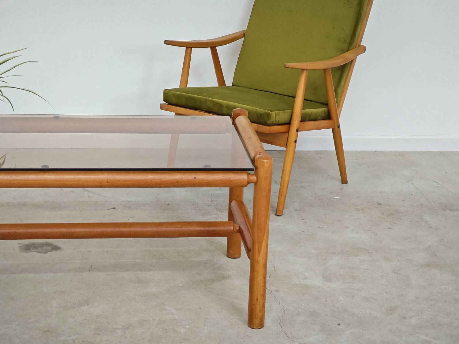 Table basse style chalet bois massif et verre  République Tchèque 1970