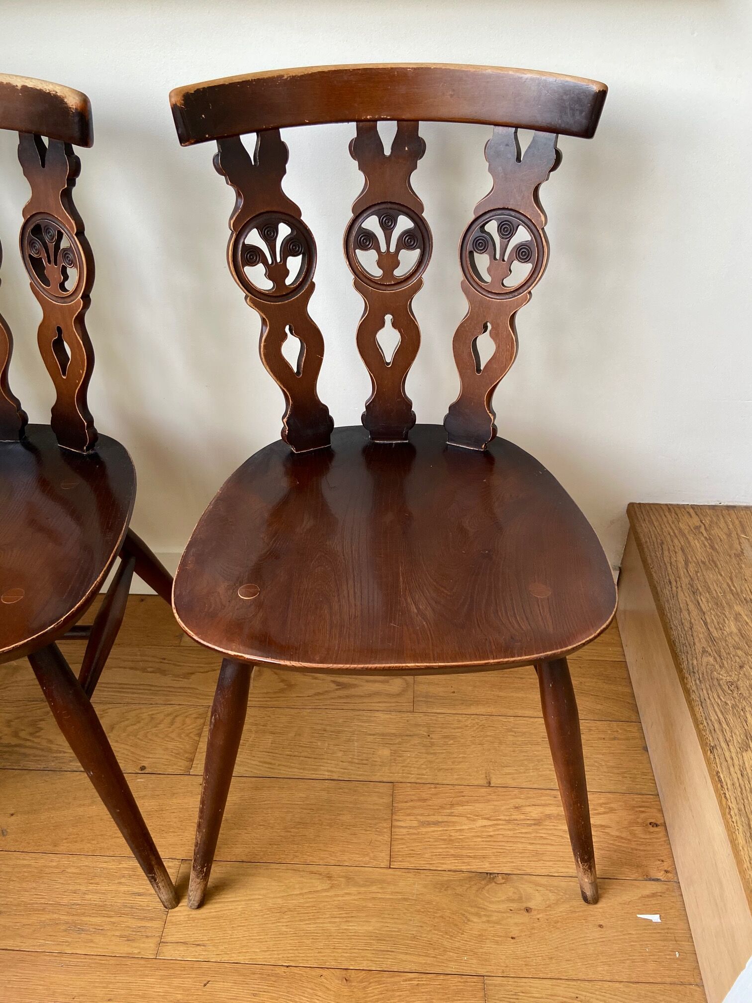 Paire de chaises en bois "Ercol"