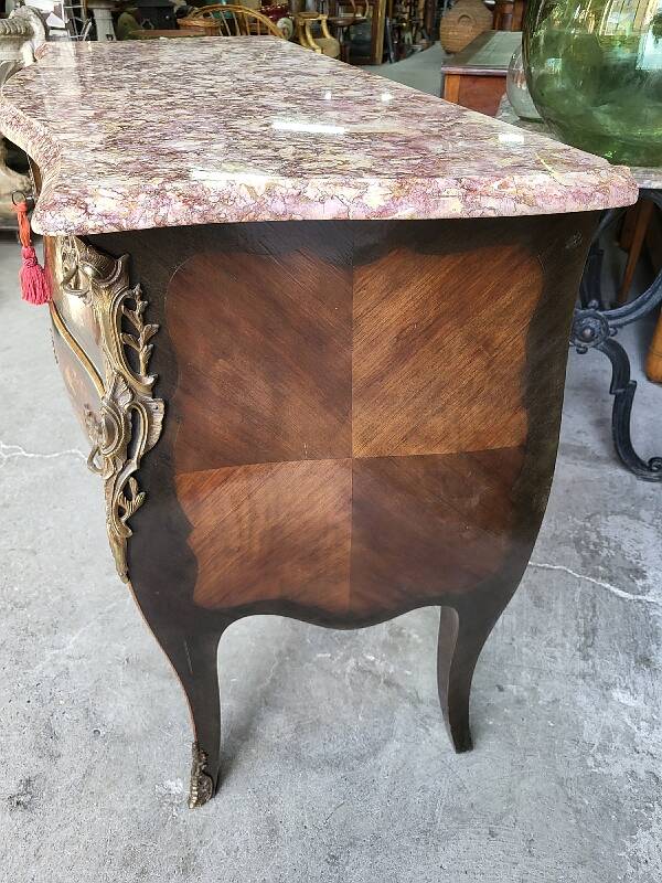 Commode sauteuse en bois de rose plateau en marbre rose