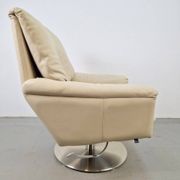 Fauteuil Cece pivotant en cuir de Leolux