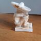 Statuette serre livre en albâtre