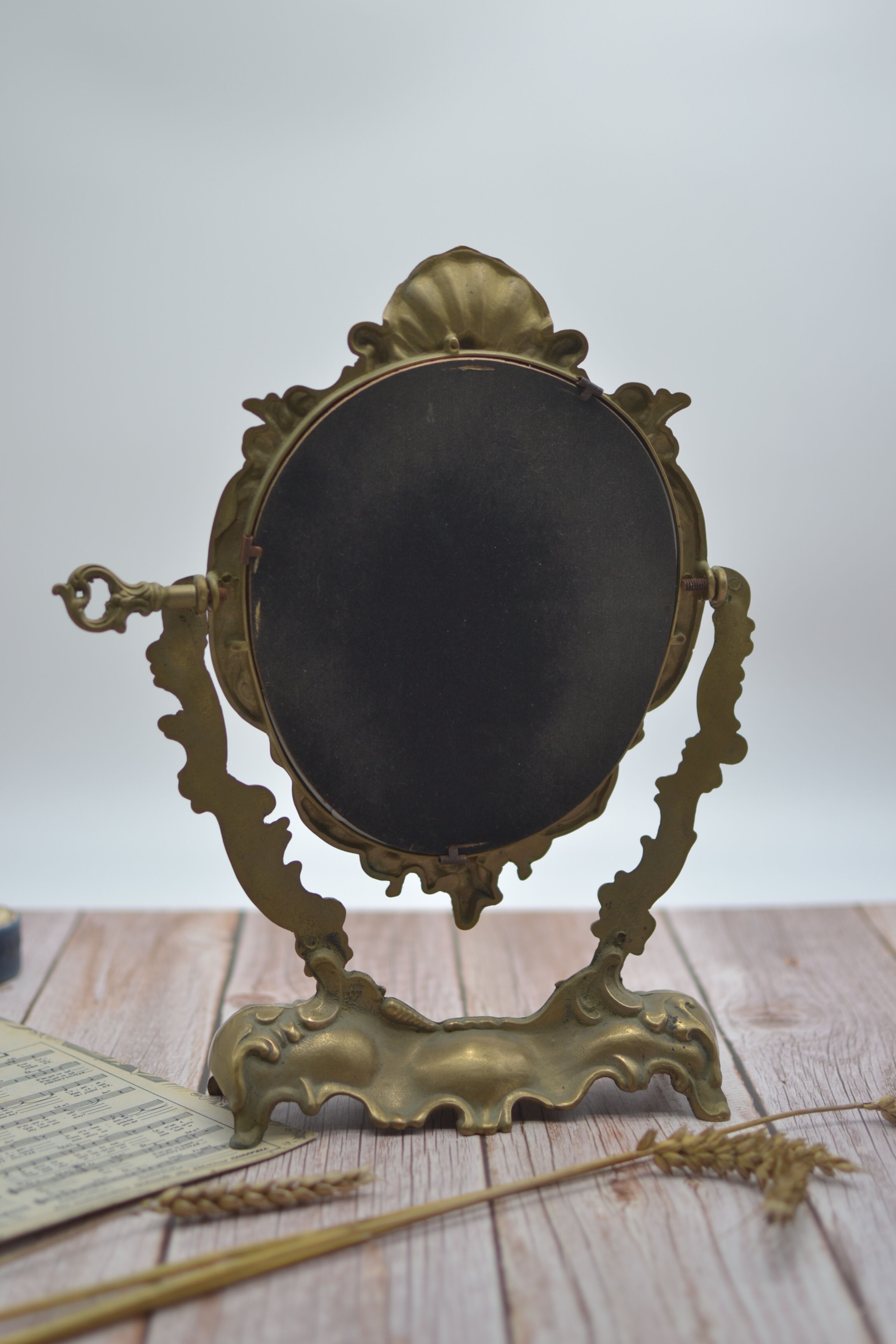 Adjustable psyche mirror of 33 centimeters in gilded bronze with angel ornament