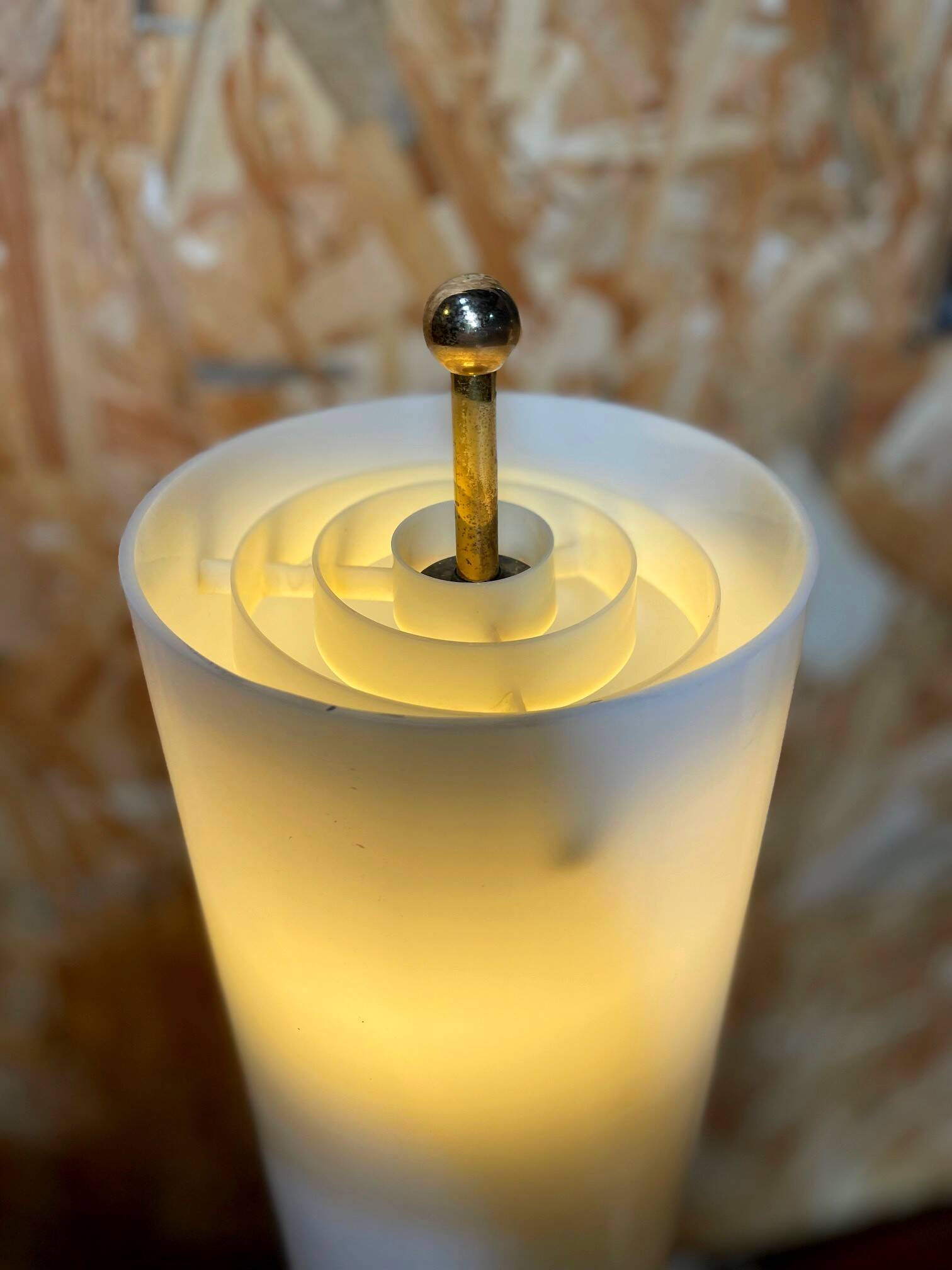 Vintage lamp in plexiglass and brass from the 1960s.