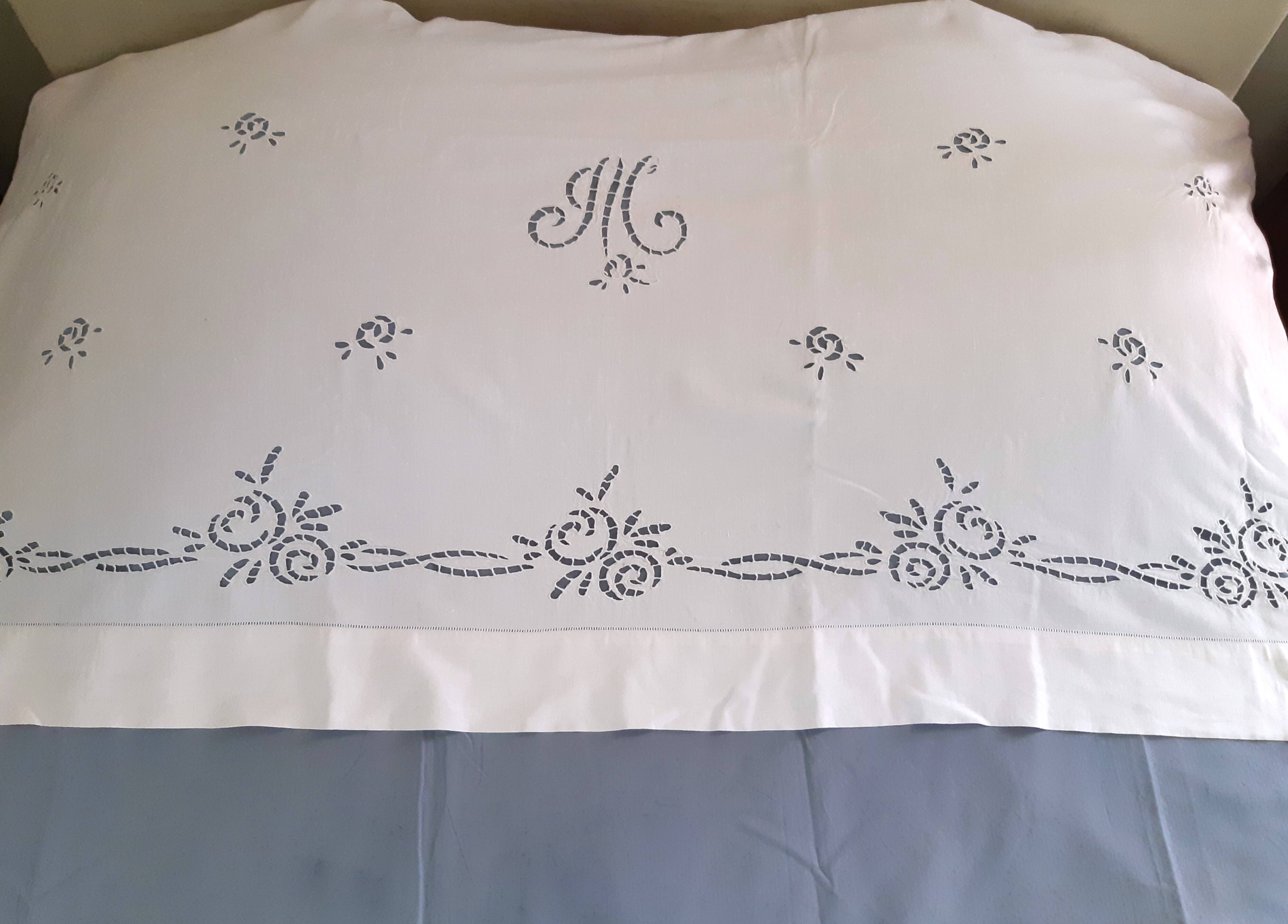 Cotton sheet embroidered Richelieu monogrammed "M"